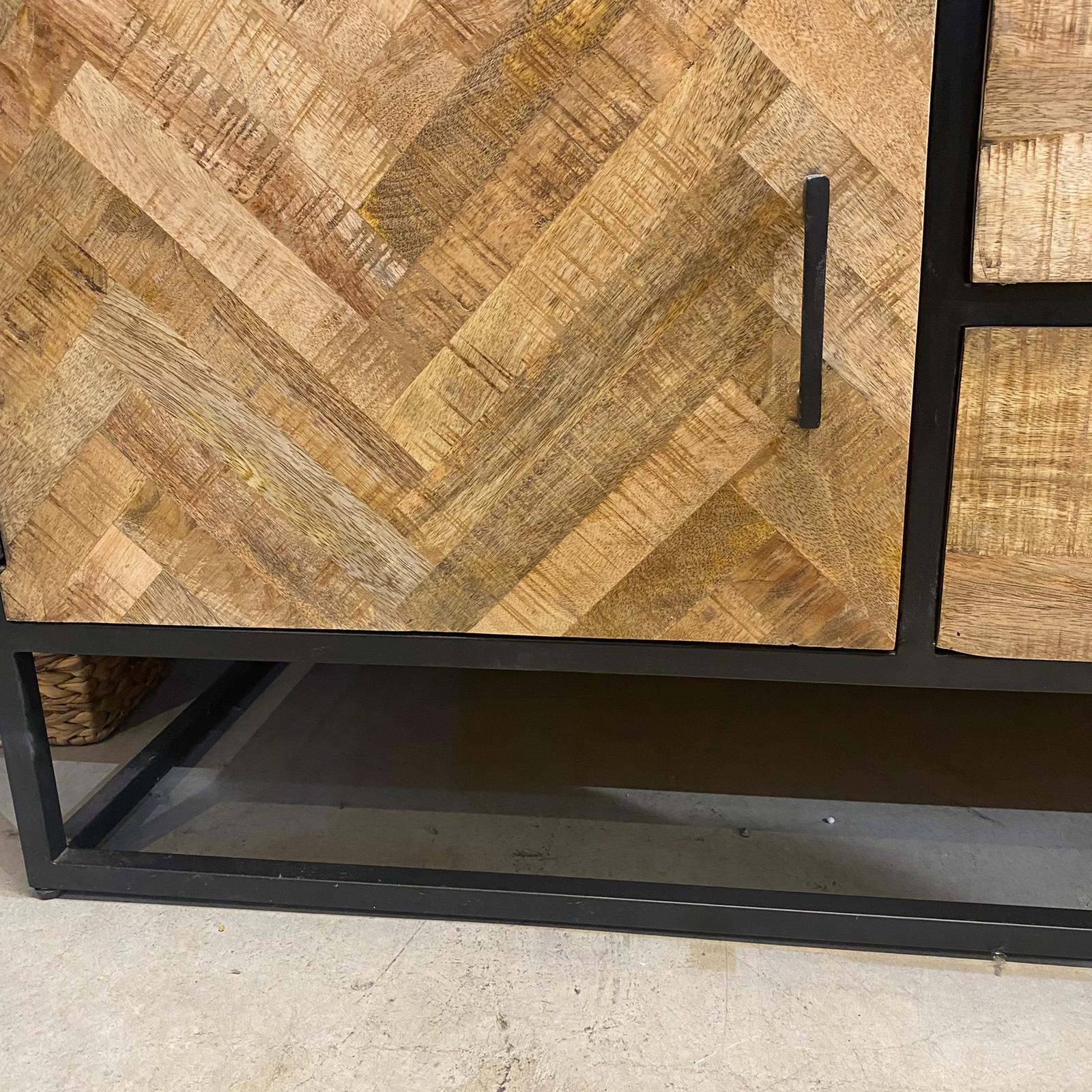 קומודה מזנון שאנטי דלתות קומודה מזנון שאנטי דלתות