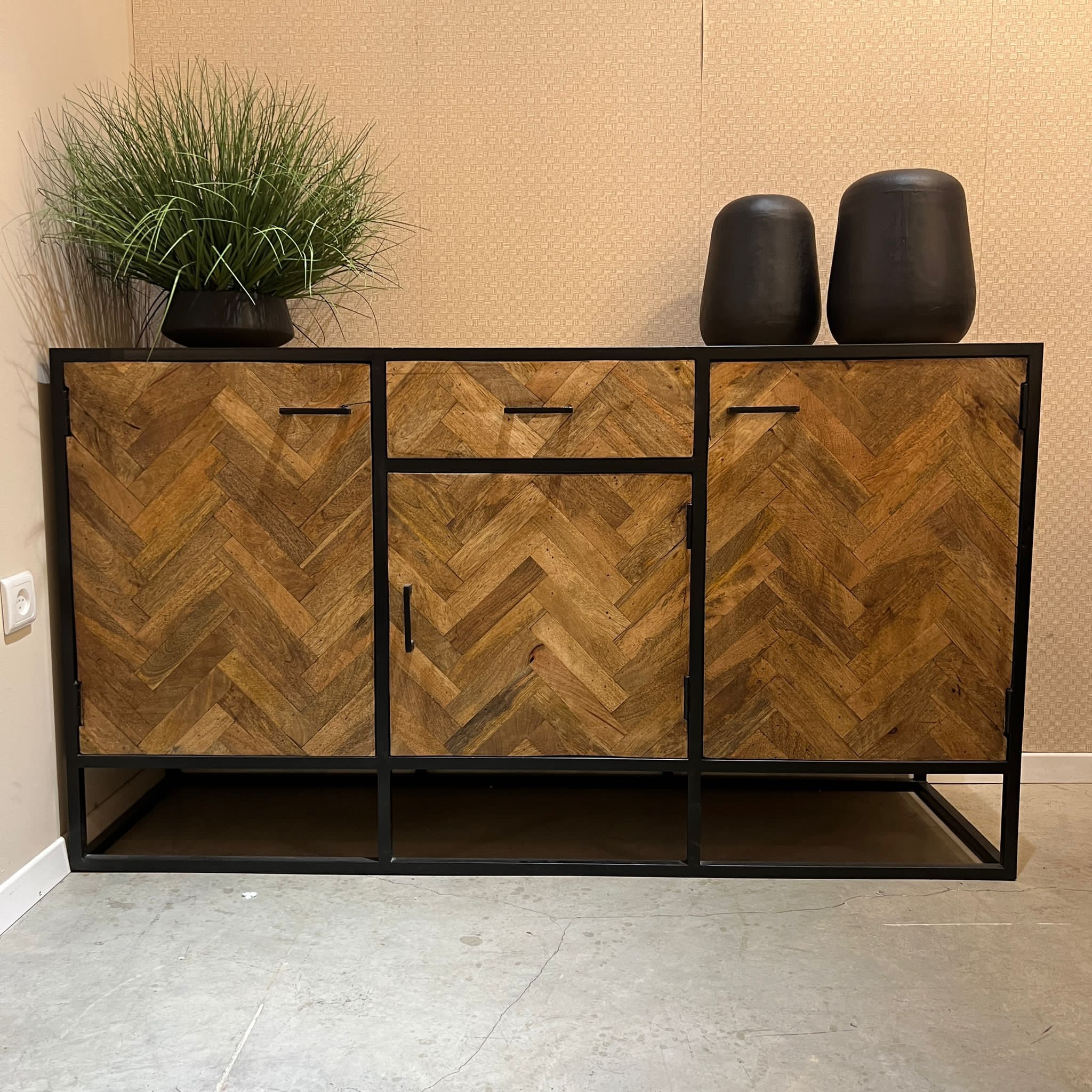 קומודה עץ מנגו פישבונד 4 ידיות דגם נדרן קומודה עץ מנגו פישבונד 4 ידיות דגם נדרן