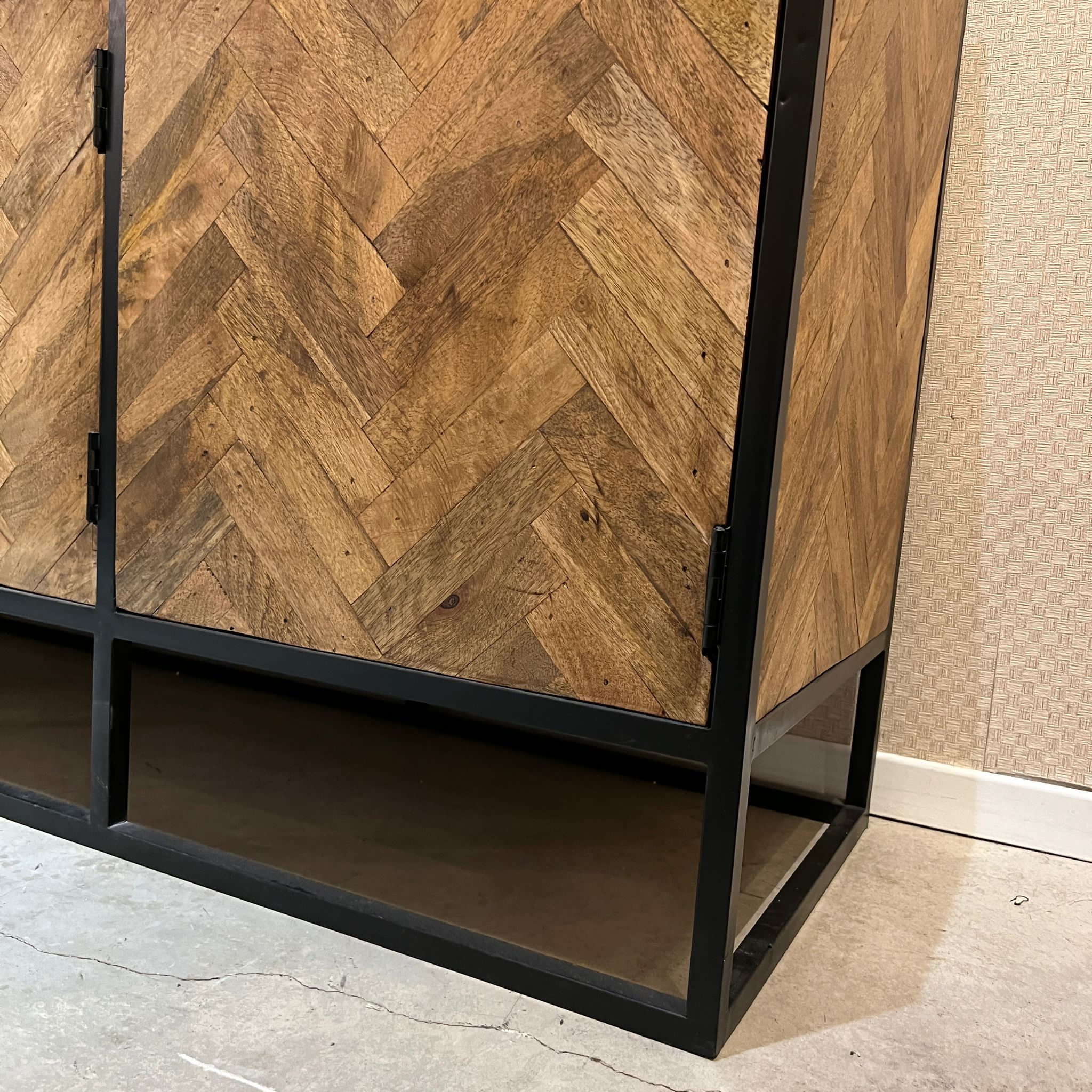 קומודה עץ מנגו פישבונד 4 ידיות דגם נדרן קומודה עץ מנגו פישבונד 4 ידיות דגם נדרן