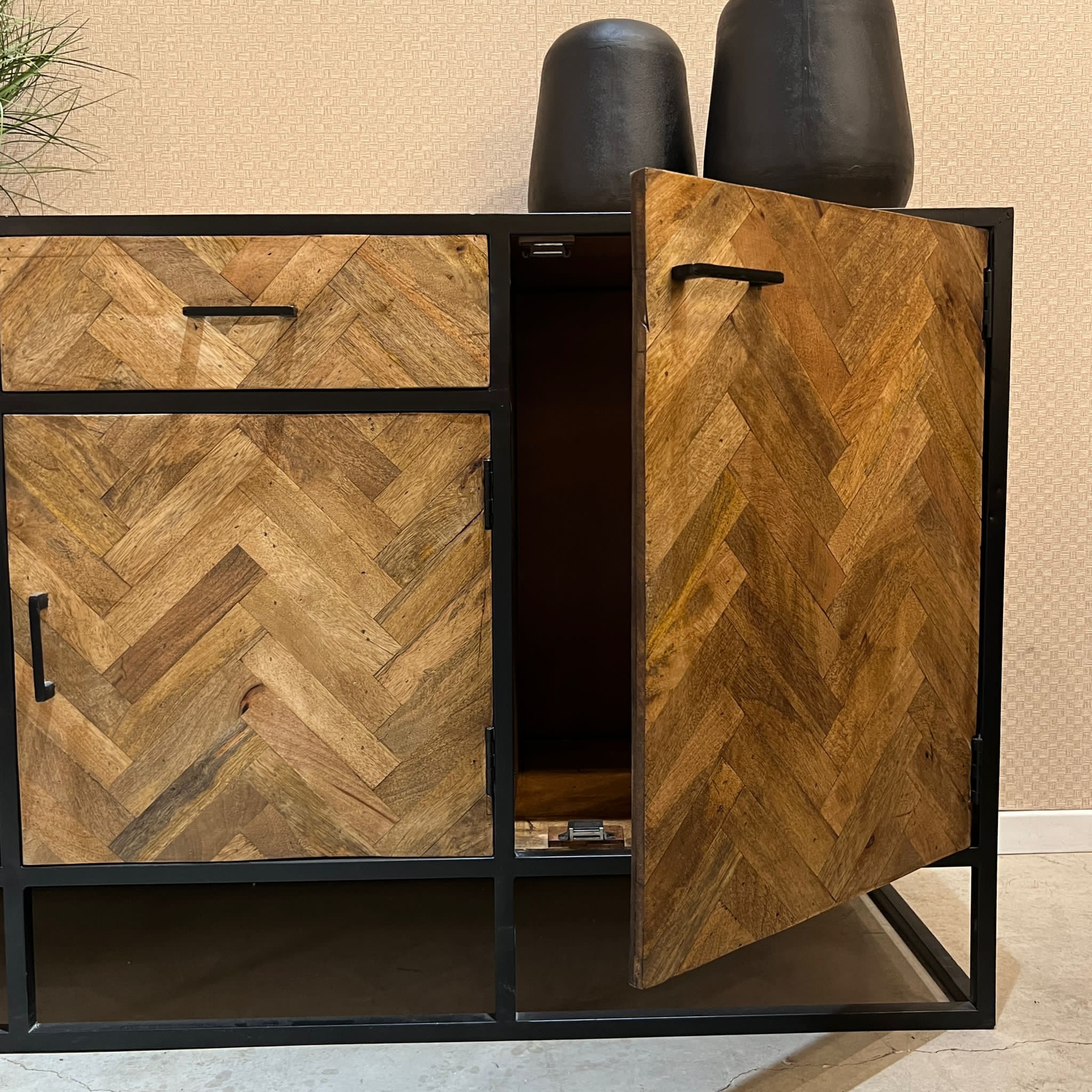 קומודה עץ מנגו פישבונד 4 ידיות דגם נדרן קומודה עץ מנגו פישבונד 4 ידיות דגם נדרן