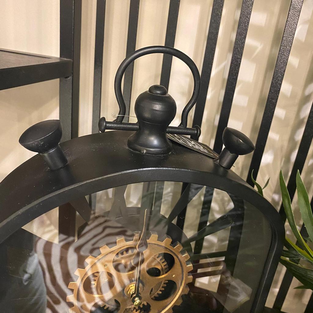 שעון שולחני שחור מנגנון זהב וזכוכית שעון שולחני שחור מנגנון זהב וזכוכית