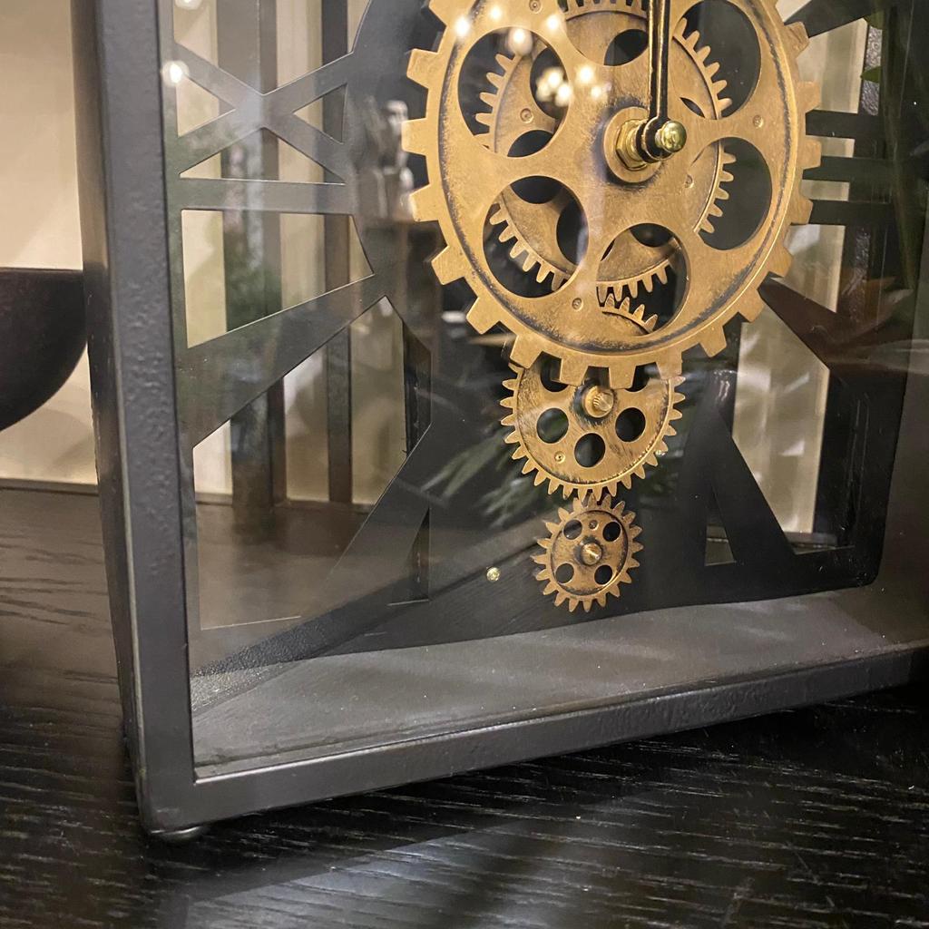 שעון שולחני שחור מנגנון זהב וזכוכית שעון שולחני שחור מנגנון זהב וזכוכית