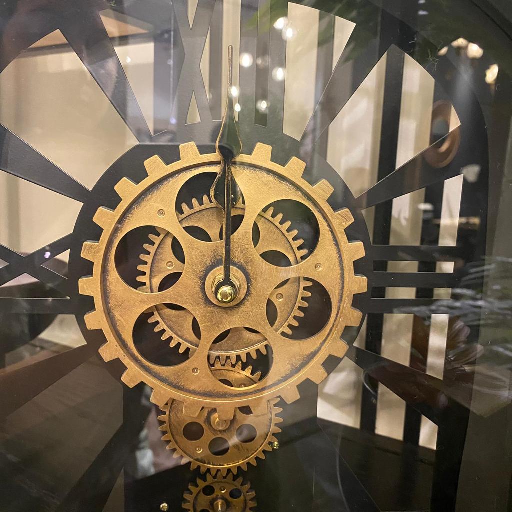 שעון שולחני שחור מנגנון זהב וזכוכית שעון שולחני שחור מנגנון זהב וזכוכית