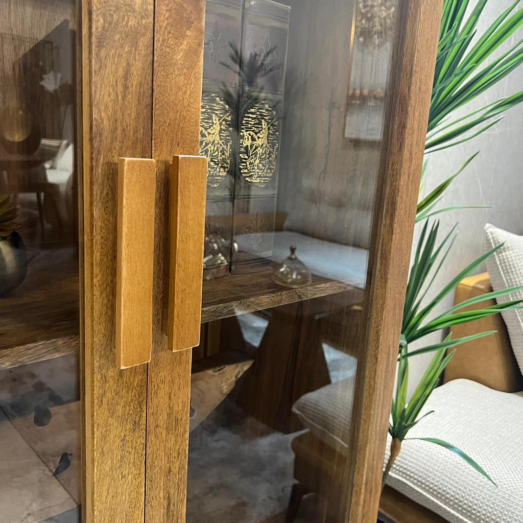 ויטרינה עץ מנגו דלתות זכוכית דגם סוניל