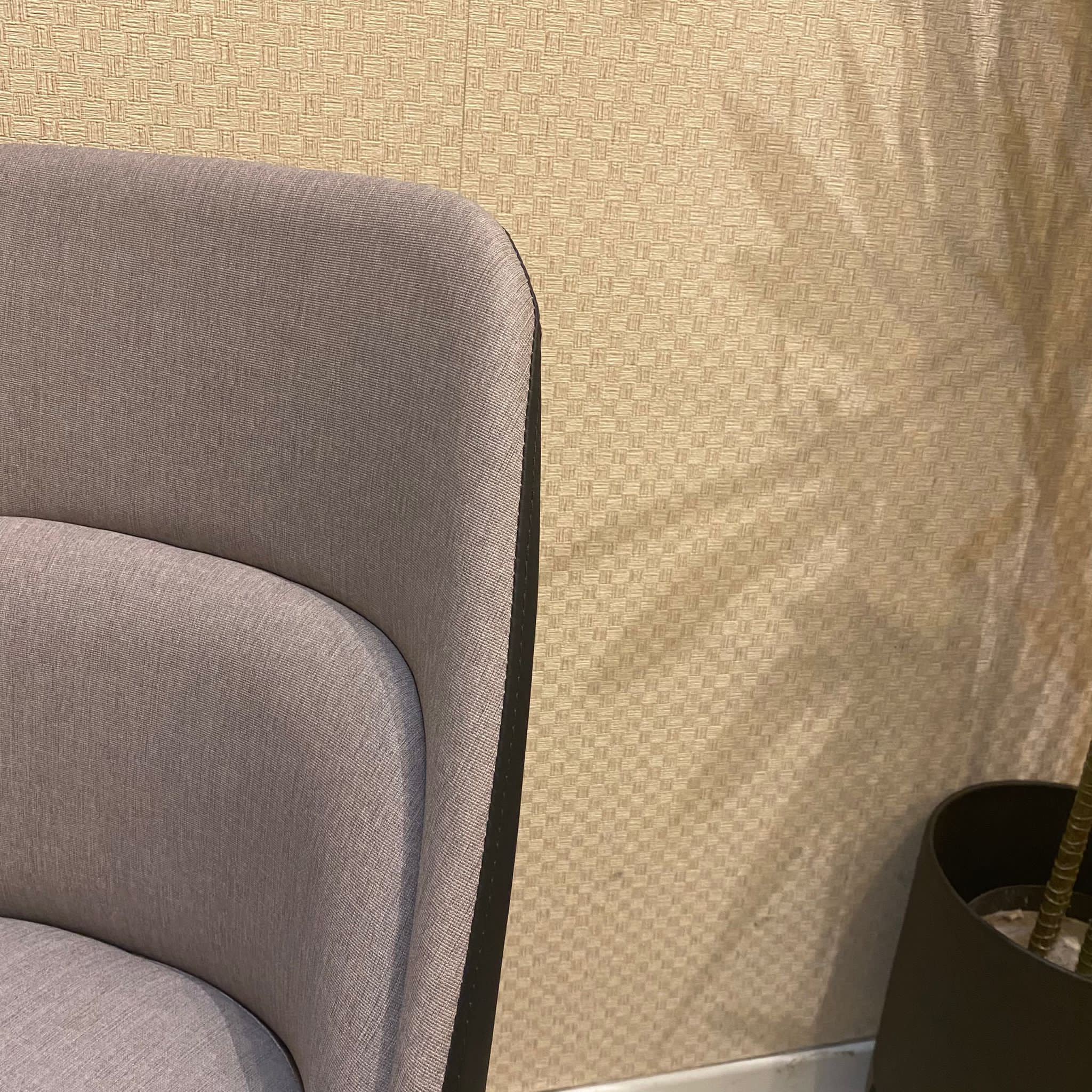 כיסא דגם למלו קימי אפור שחור כיסא דגם למלו קימי אפור שחור