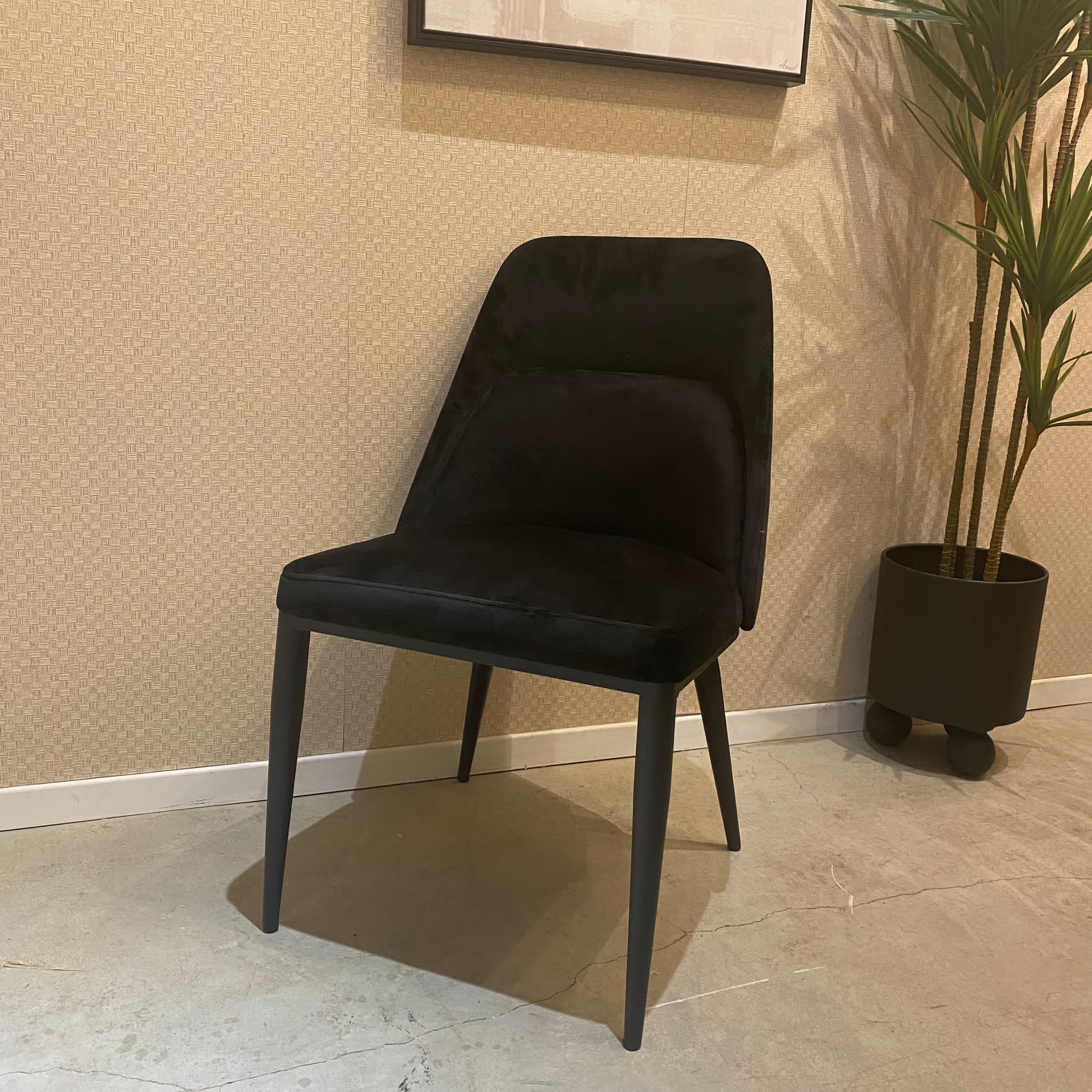 כיסא דגם למלו קימי שחור קטיפה כיסא דגם למלו קימי שחור קטיפה