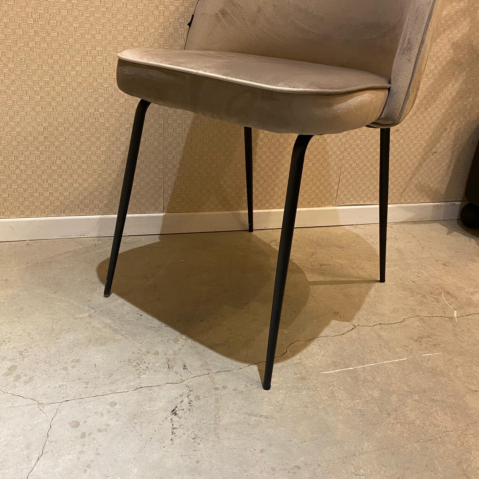 כיסא פינת אוכל דגם אמילי קטיפה בז כיסא פינת אוכל דגם אמילי קטיפה בז