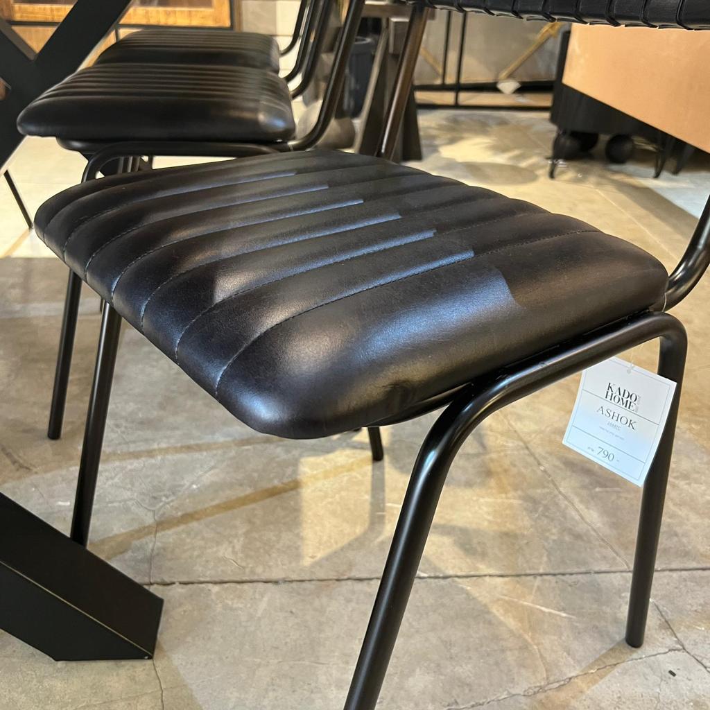 כיסא פינת אוכל דגם קלוע עור שחור כיסא פינת אוכל דגם קלוע עור שחור