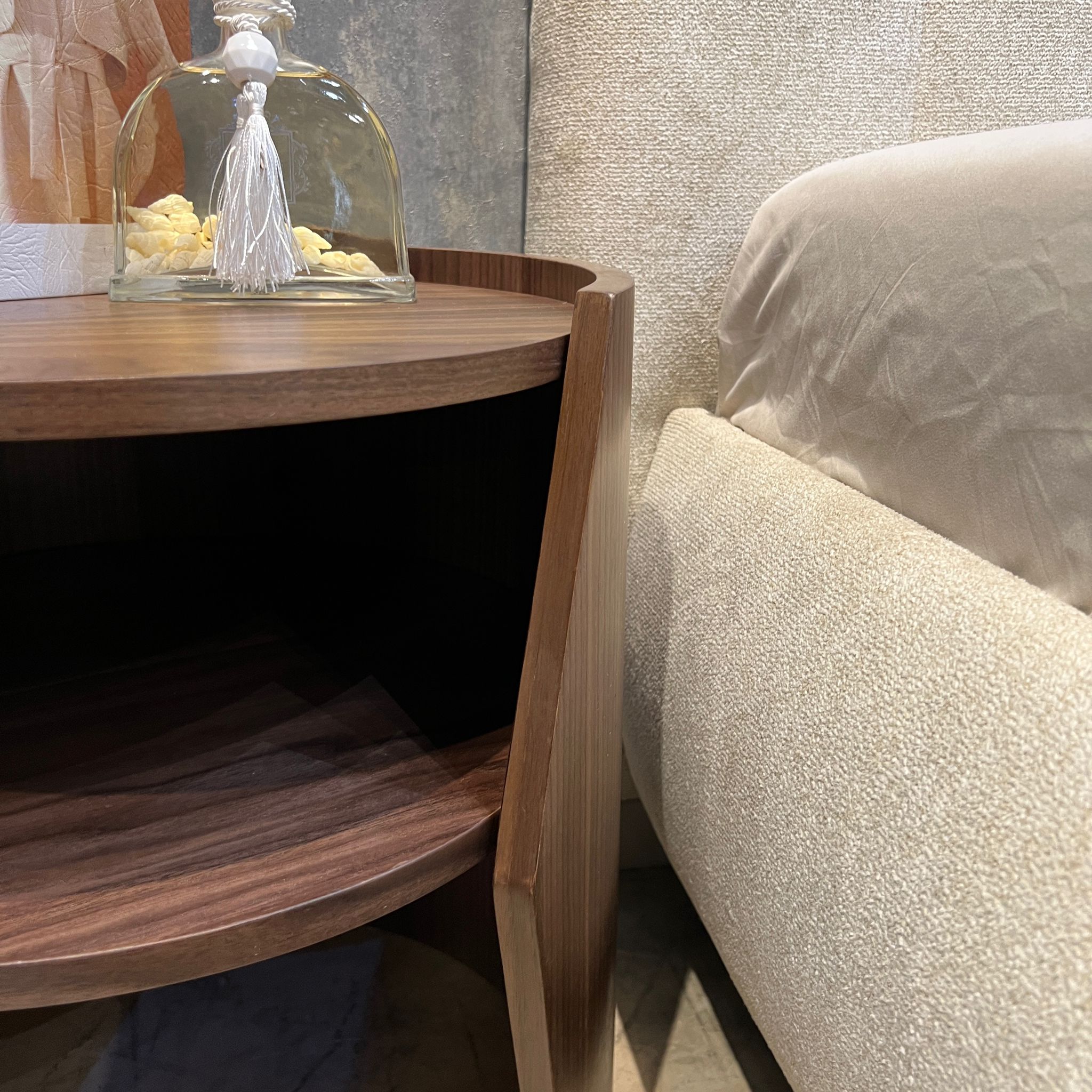 שידת צד דגם ווד קימי עגולה עם מדף שידת צד דגם ווד קימי עגולה עם מדף