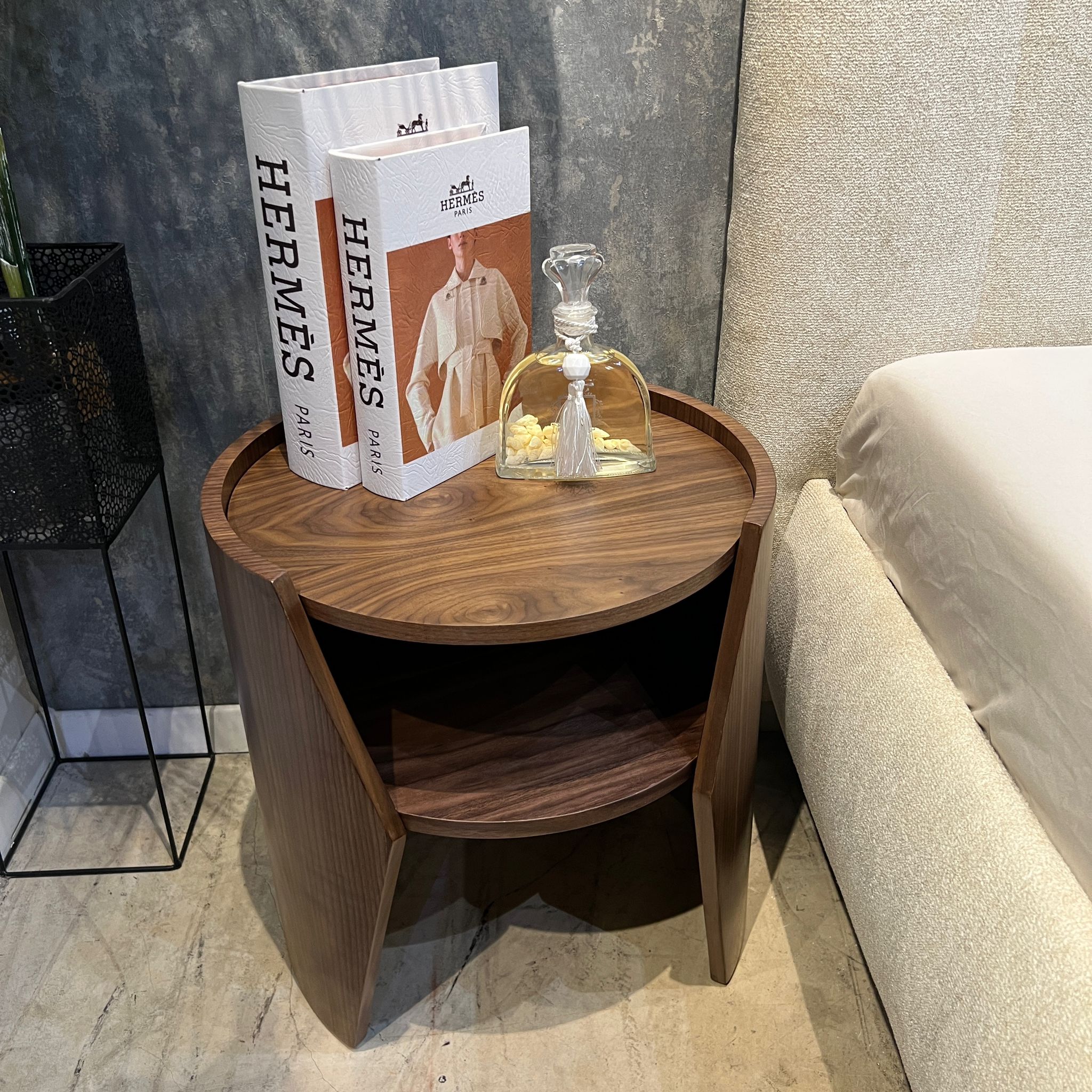 שידת צד דגם ווד קימי עגולה עם מדף שידת צד דגם ווד קימי עגולה עם מדף