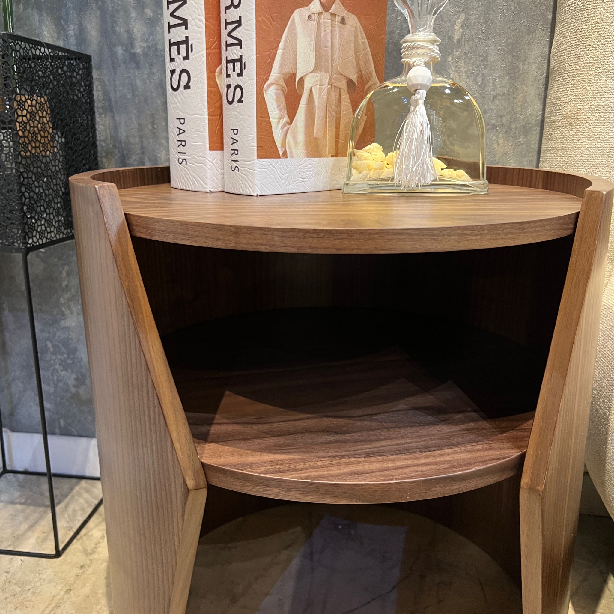 שידת צד דגם ווד קימי עגולה עם מדף שידת צד דגם ווד קימי עגולה עם מדף