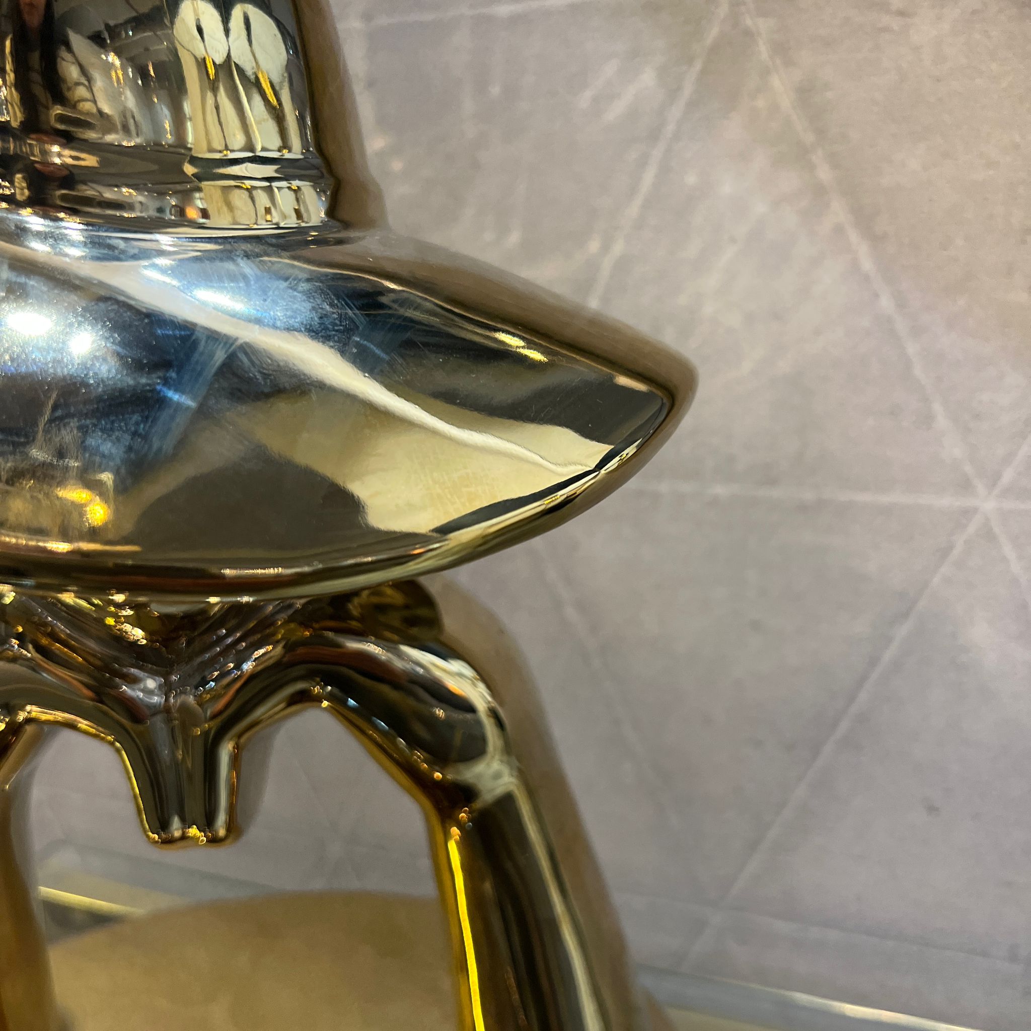 פסל אישה זהב עם כובע גדול פסל אישה זהב עם כובע גדול