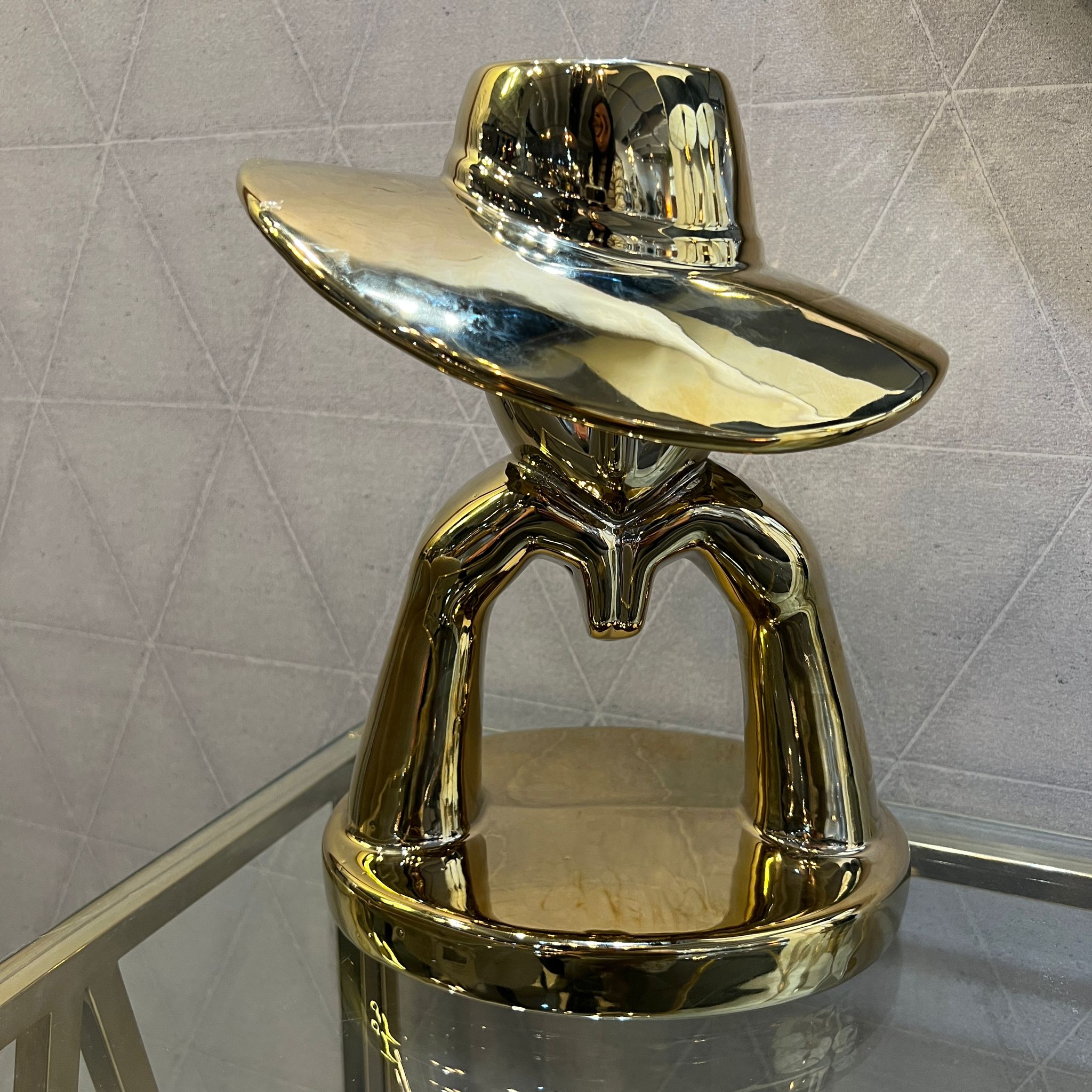 פסל אישה זהב עם כובע גדול פסל אישה זהב עם כובע גדול