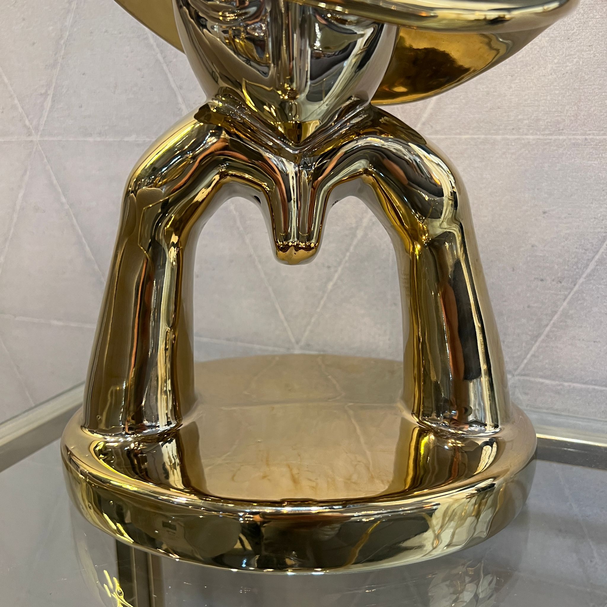 פסל אישה זהב עם כובע גדול פסל אישה זהב עם כובע גדול