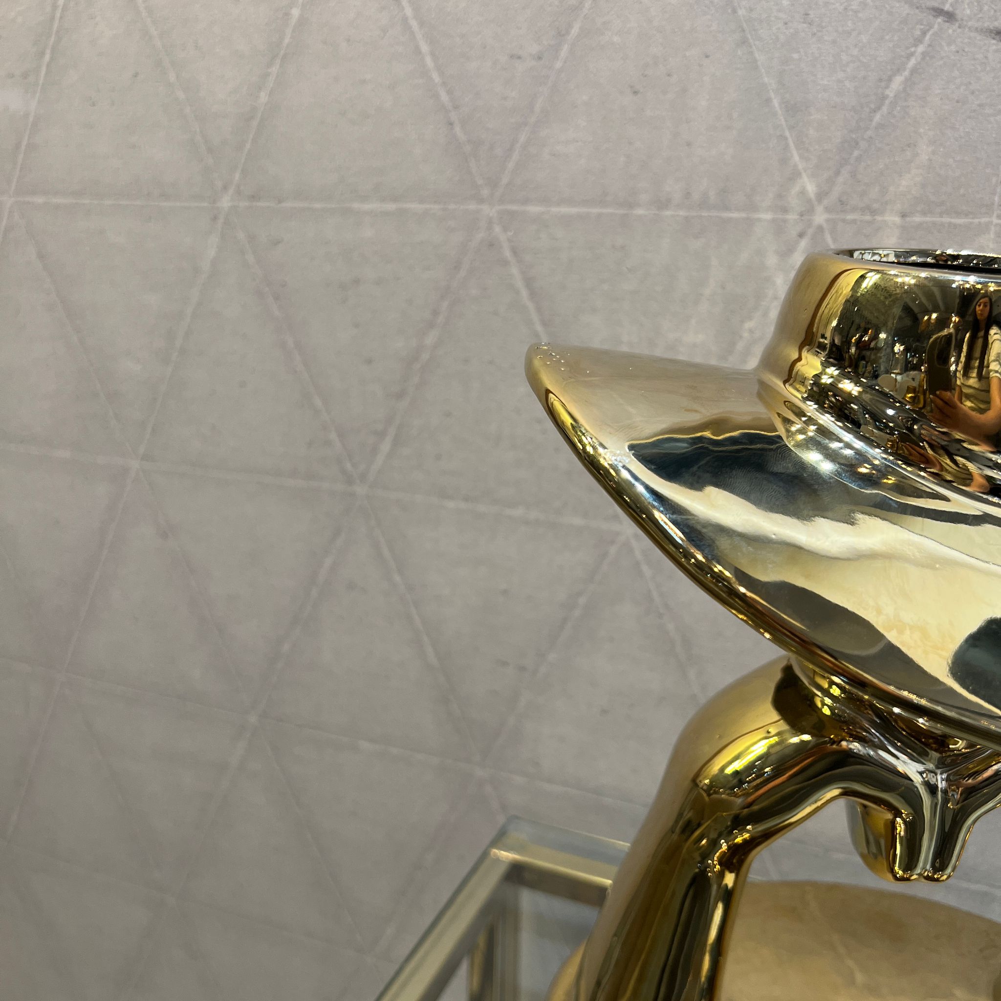 פסל אישה זהב עם כובע גדול פסל אישה זהב עם כובע גדול