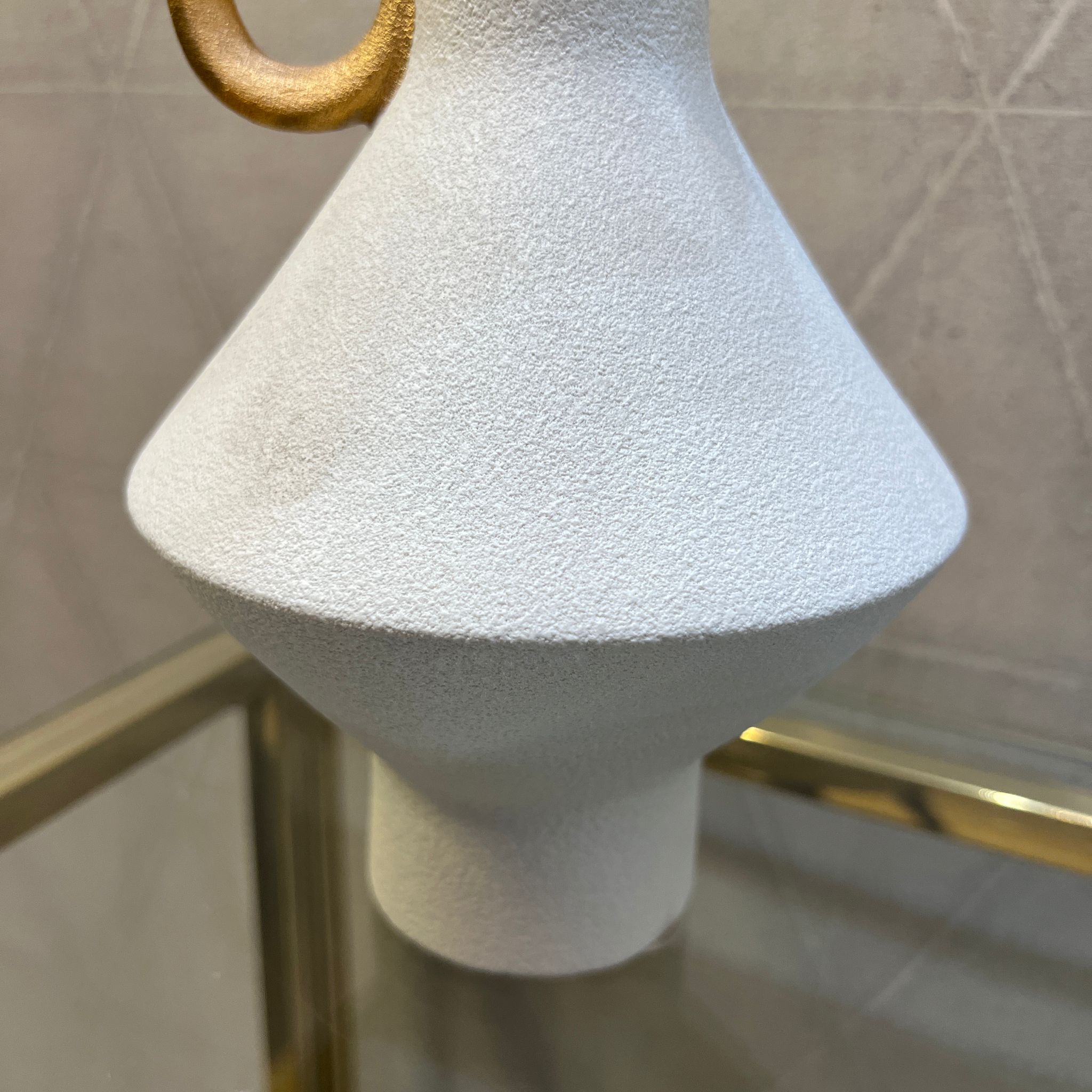 כד לבן ידיות זהב גבוה כד לבן ידיות זהב גבוה