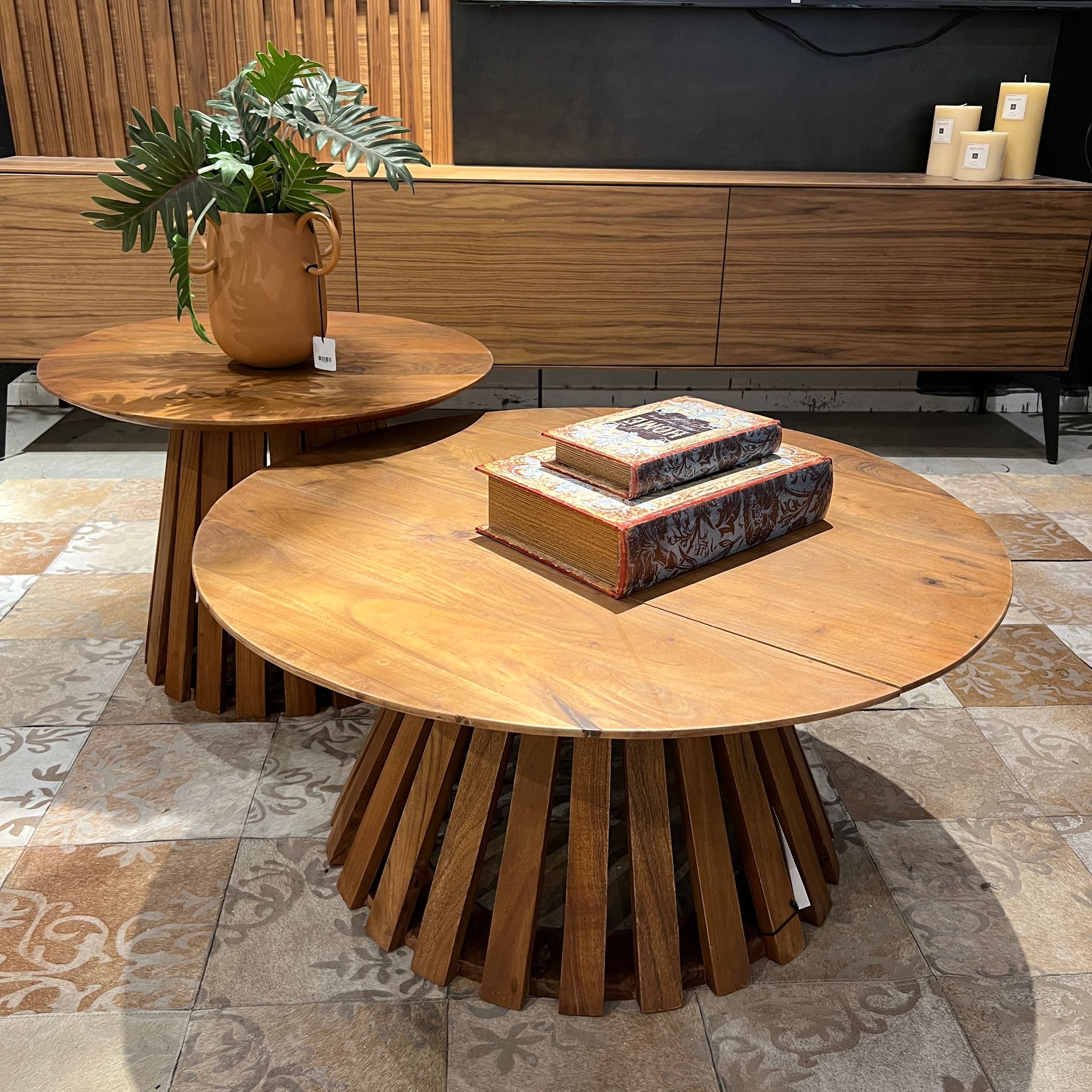 שולחן סלון קטן דגם ווד סטריפ עגול מעץ שיטה שולחן סלון קטן דגם ווד סטריפ עגול מעץ שיטה