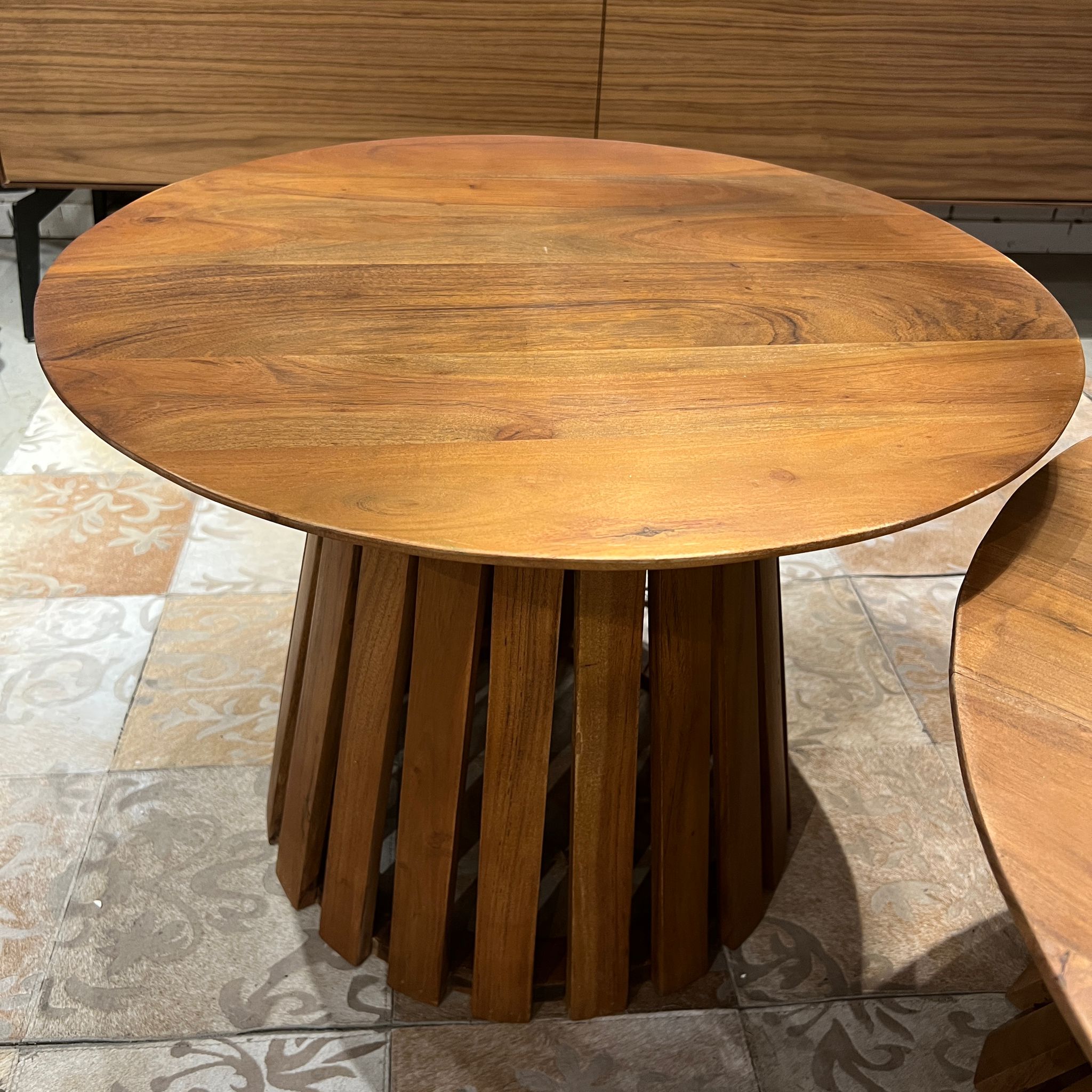 שולחן סלון קטן דגם ווד סטריפ עגול מעץ שיטה שולחן סלון קטן דגם ווד סטריפ עגול מעץ שיטה