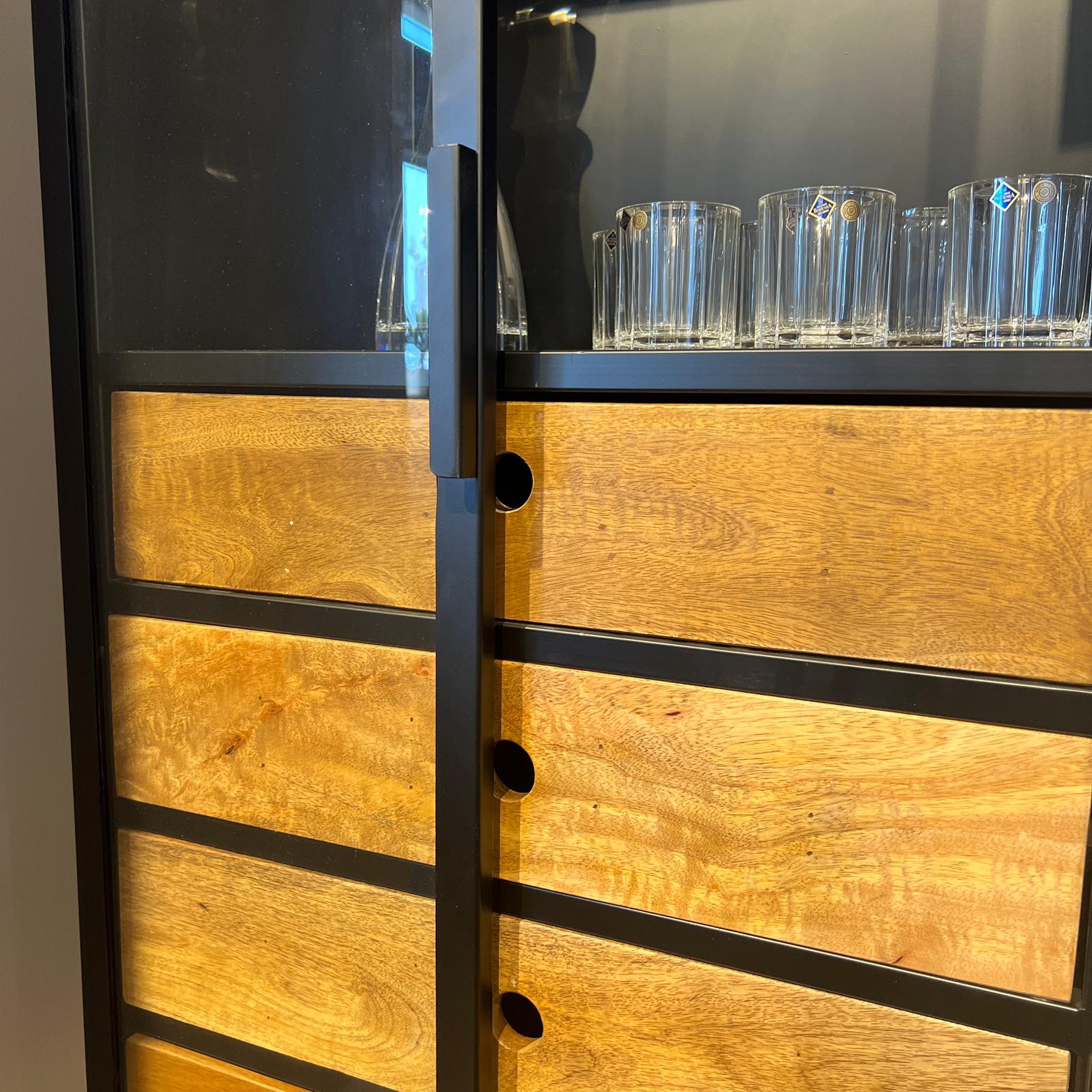 ויטרינה בר ברזל זכוכית ומגירות עץ דגם סוניל ויטרינה בר ברזל זכוכית ומגירות עץ דגם סוניל