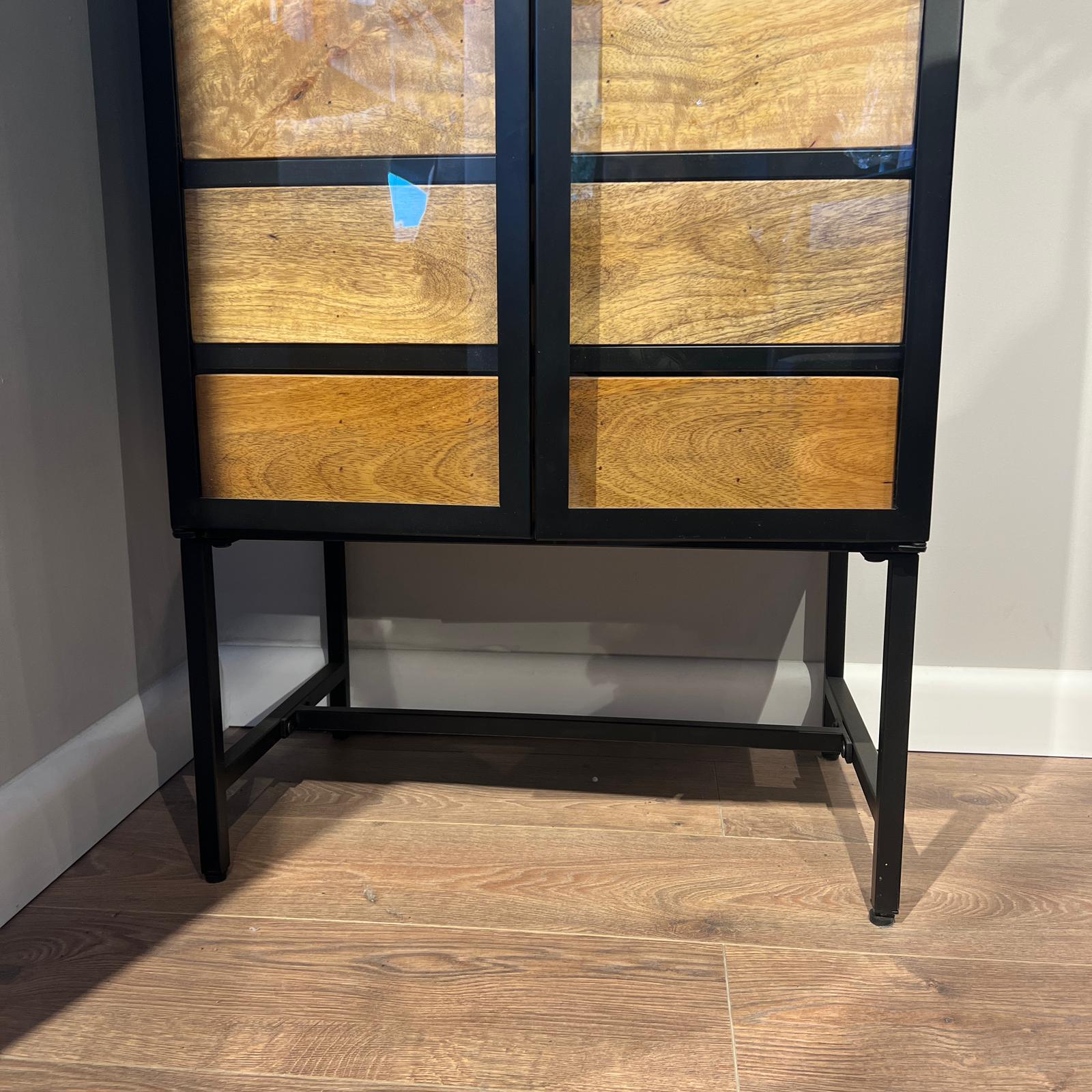 ויטרינה בר ברזל זכוכית ומגירות עץ דגם סוניל ויטרינה בר ברזל זכוכית ומגירות עץ דגם סוניל