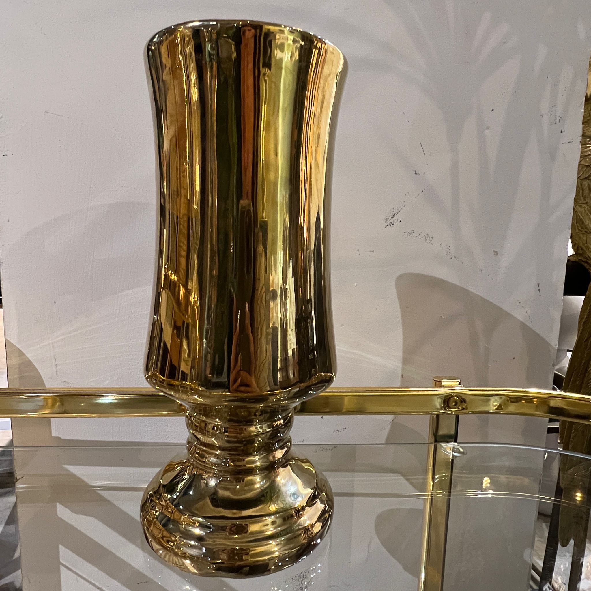 כד זהב עם רגל גבוה כד זהב עם רגל גבוה