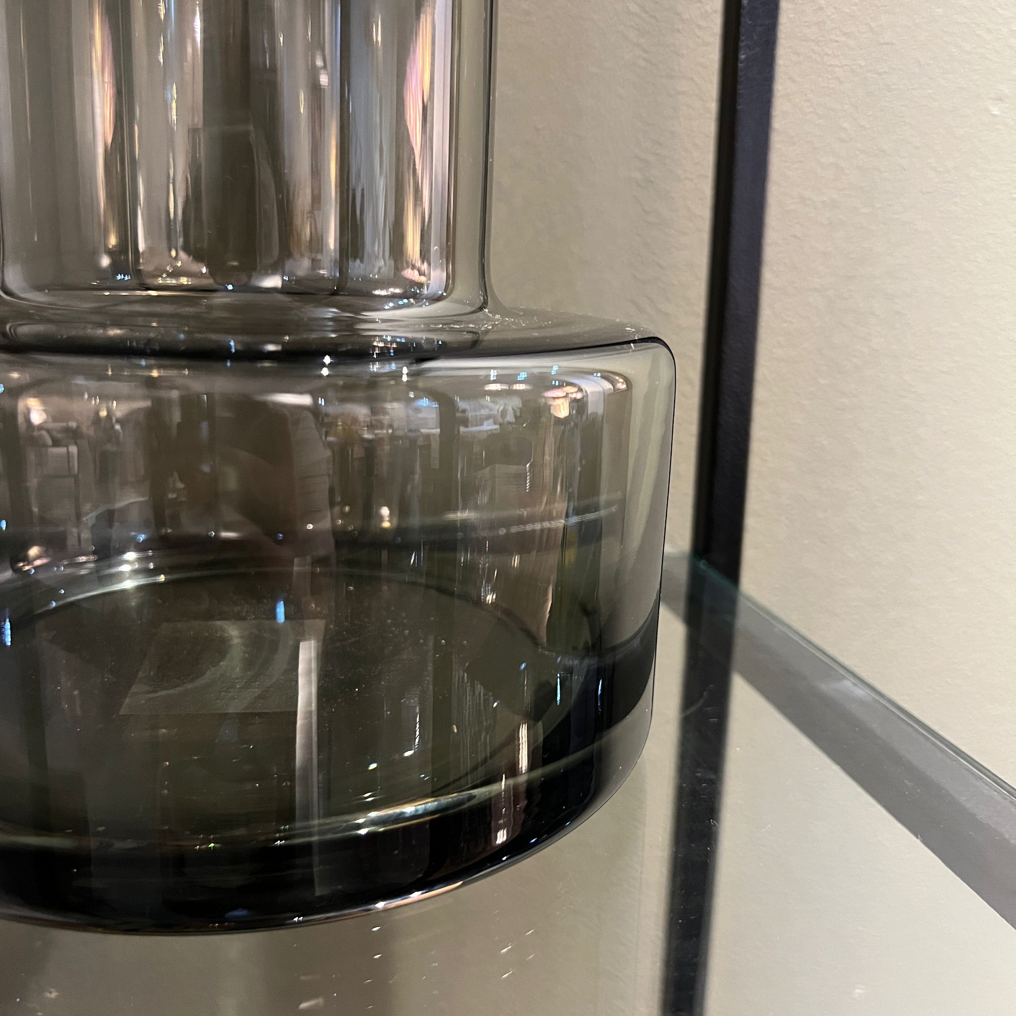 כד זכוכית אפורה בסיס רחב כד זכוכית אפורה בסיס רחב