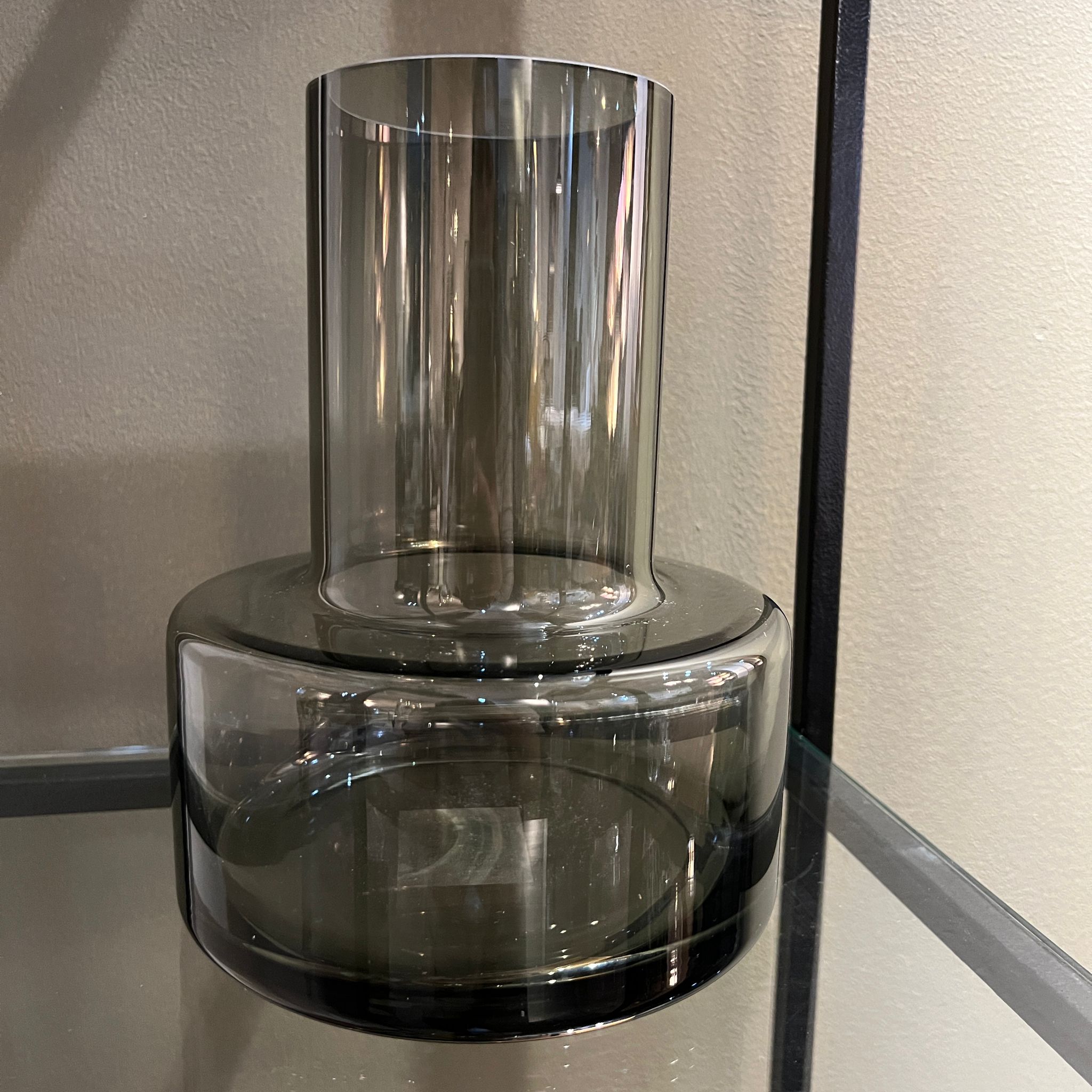 כד זכוכית אפורה בסיס רחב כד זכוכית אפורה בסיס רחב