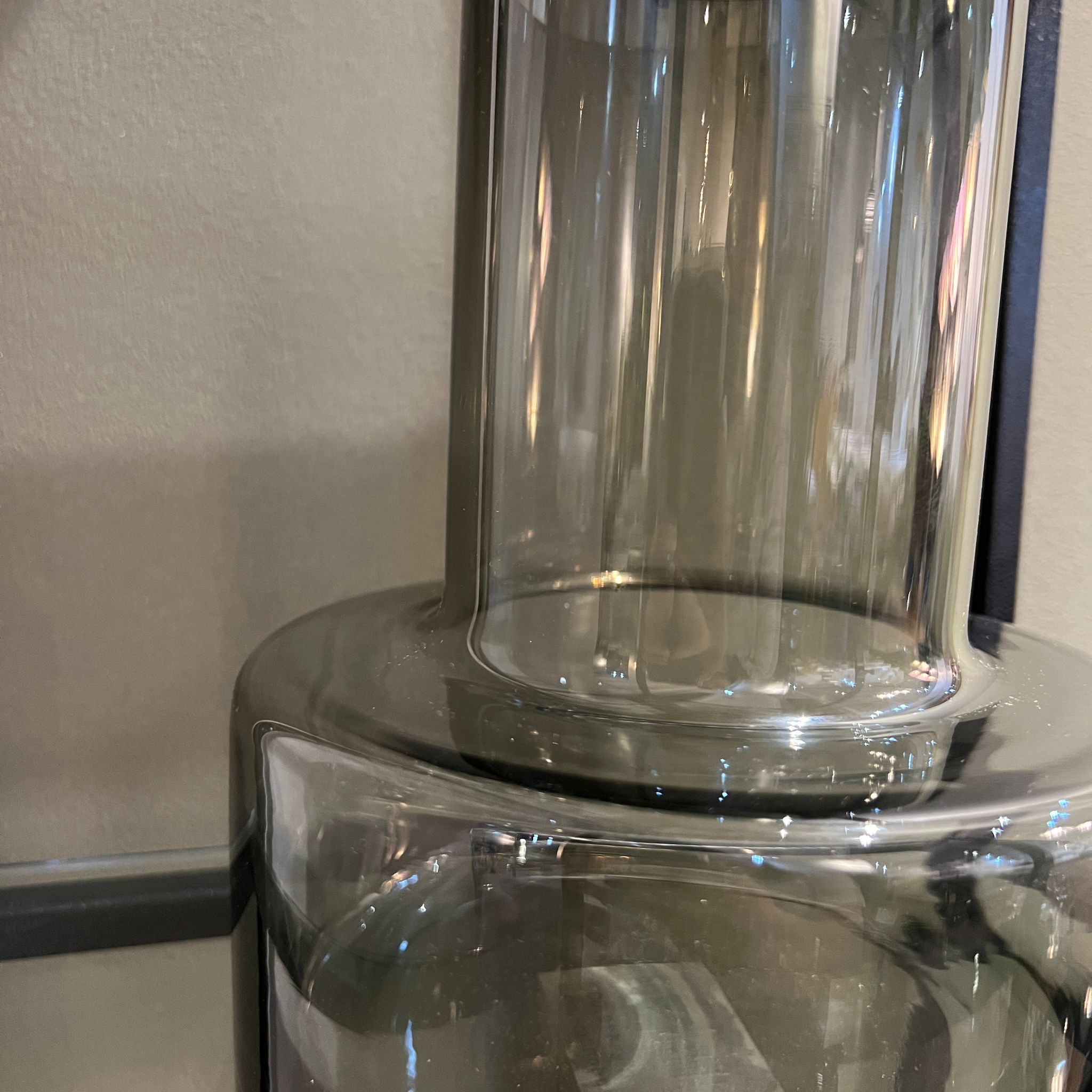 כד זכוכית אפורה בסיס רחב כד זכוכית אפורה בסיס רחב