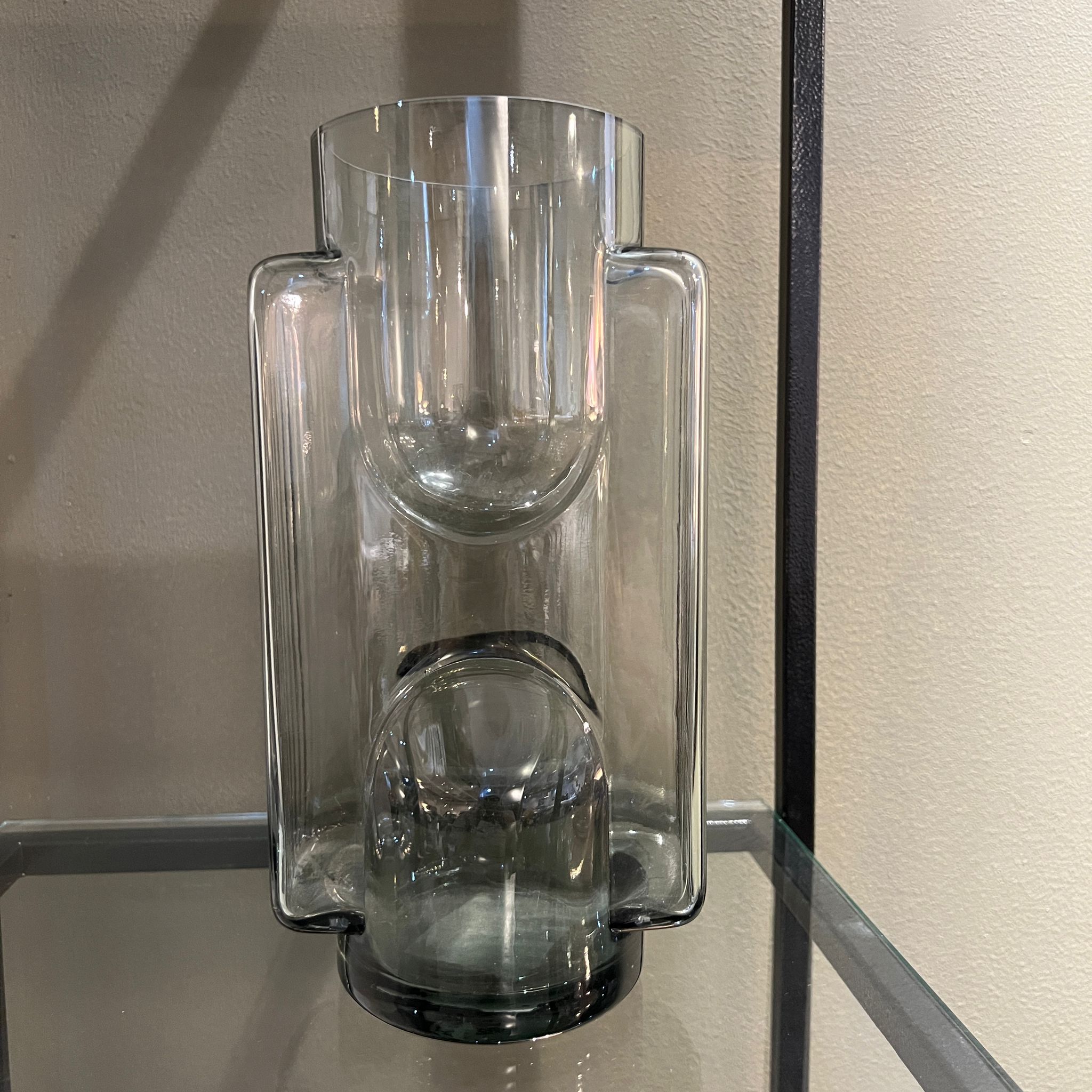 כד זכוכית אפורה פסים בצדדים ובועות פנימיות בינוני