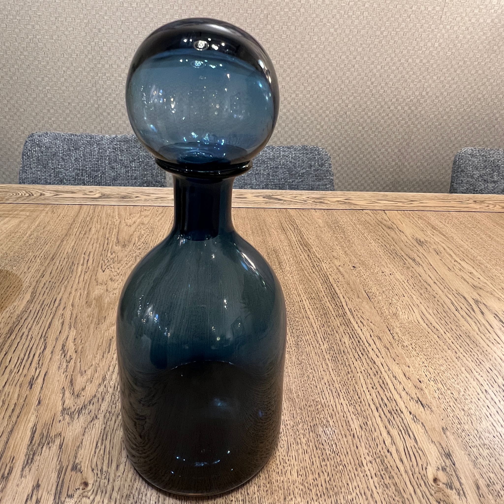 כד זכוכית כחולה בקבוק