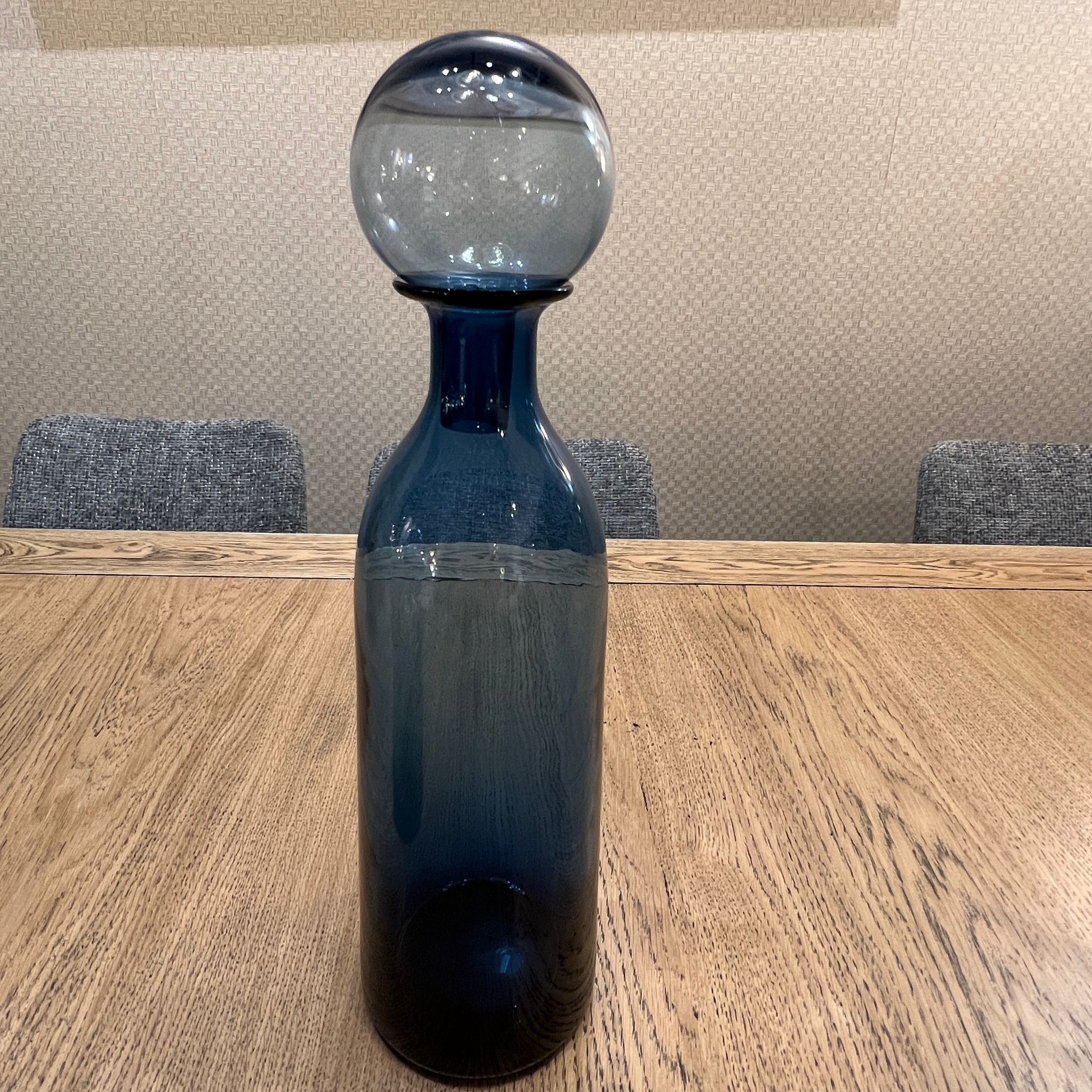 כד זכוכית כחולה בקבוק