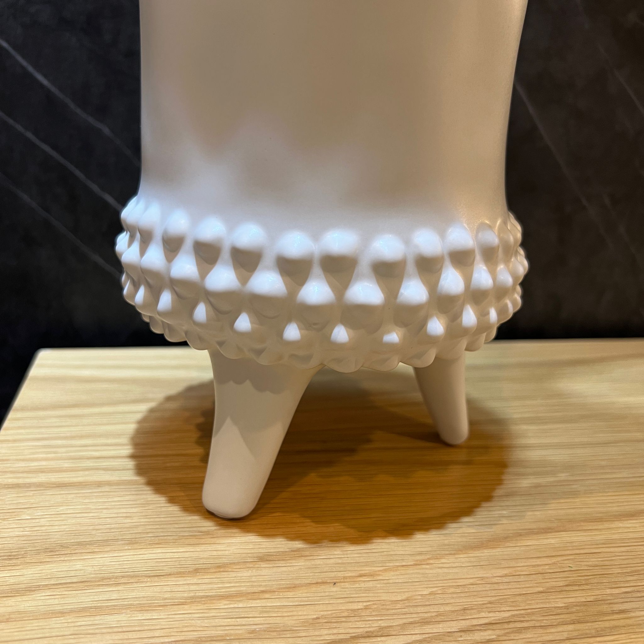 כד לבן על רגליים עיטורי כדורים בינוני כד לבן על רגליים עיטורי כדורים בינוני