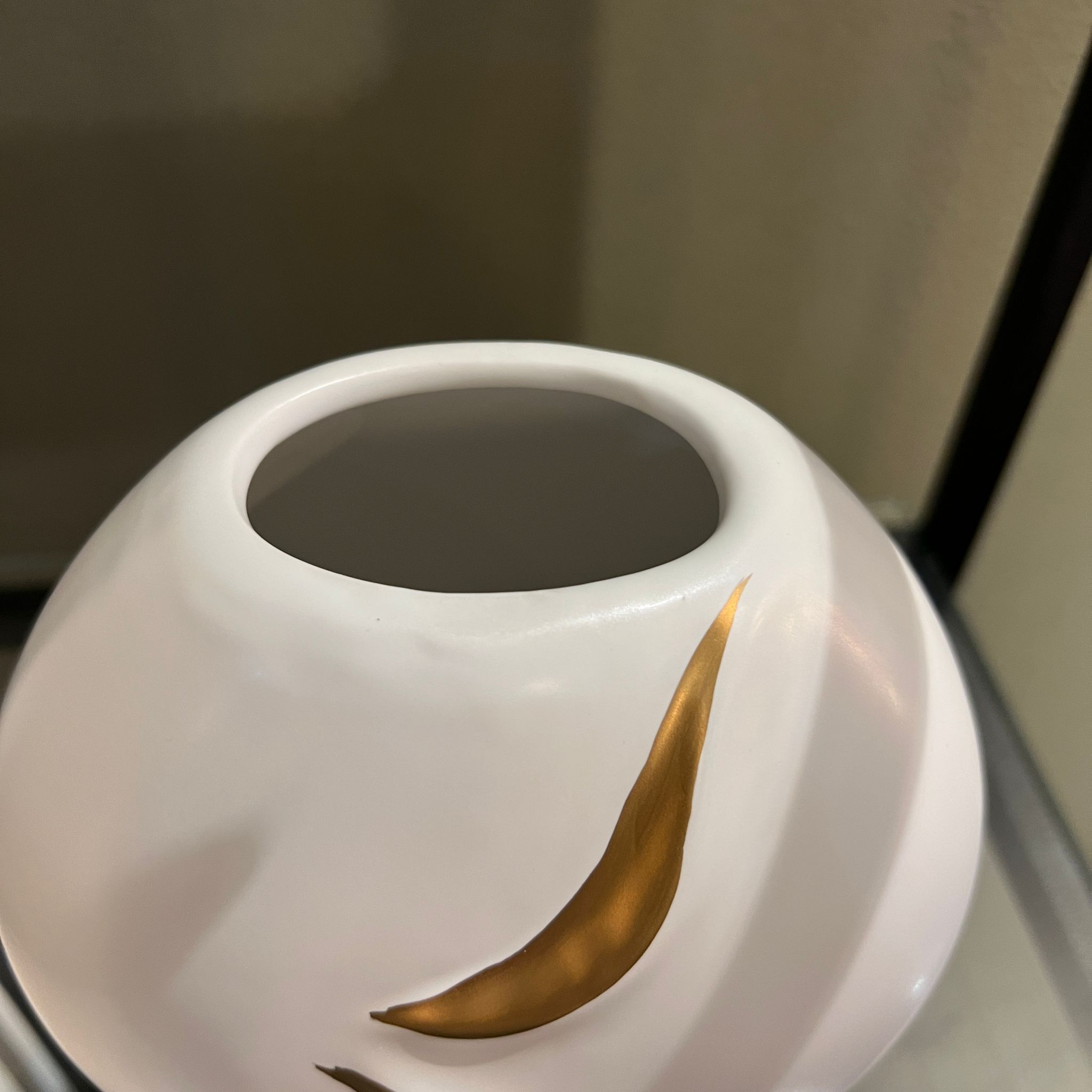 כד לבן פרופיל פנים זהב בינוני כד לבן פרופיל פנים זהב בינוני