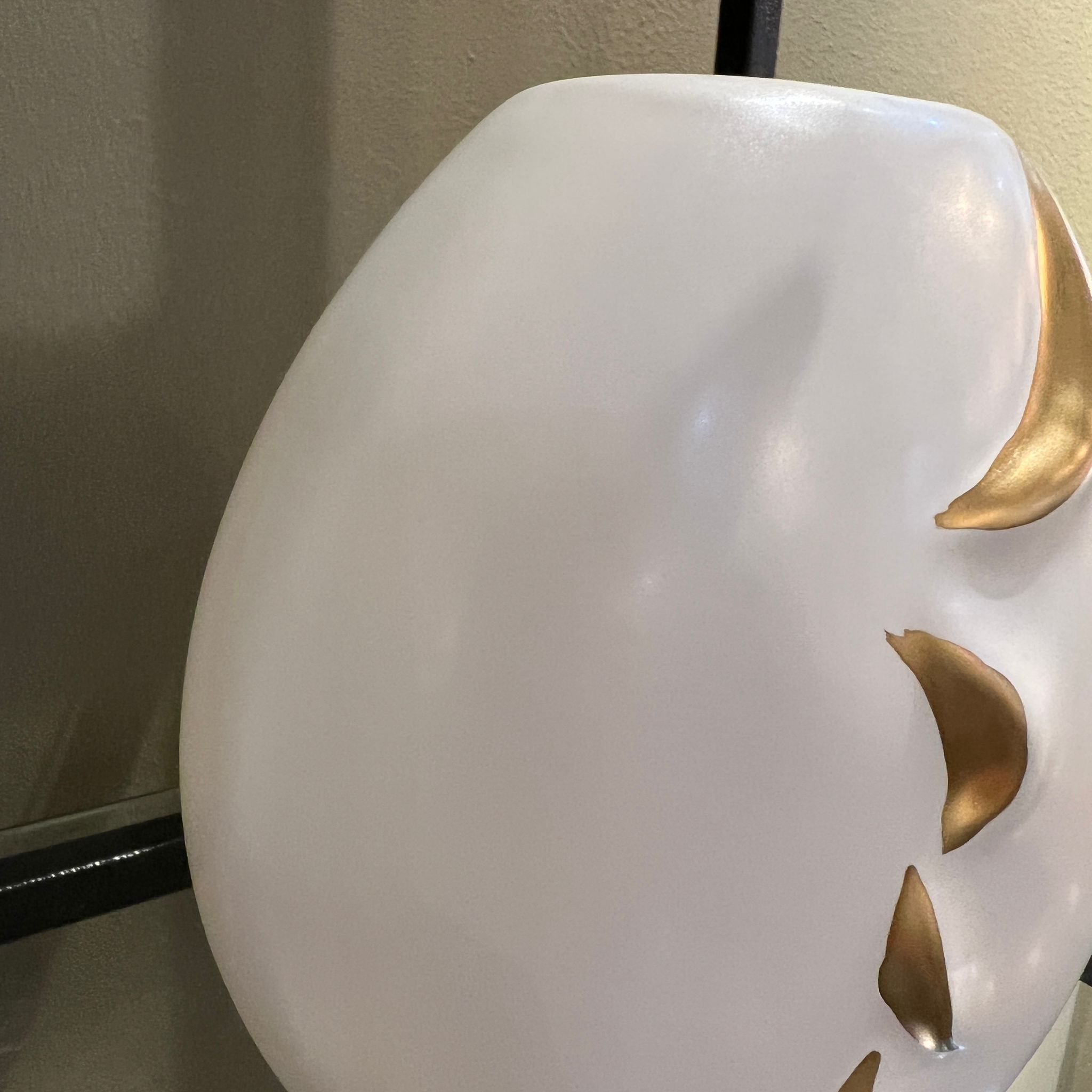 כד לבן פרופיל פנים זהב בינוני כד לבן פרופיל פנים זהב בינוני