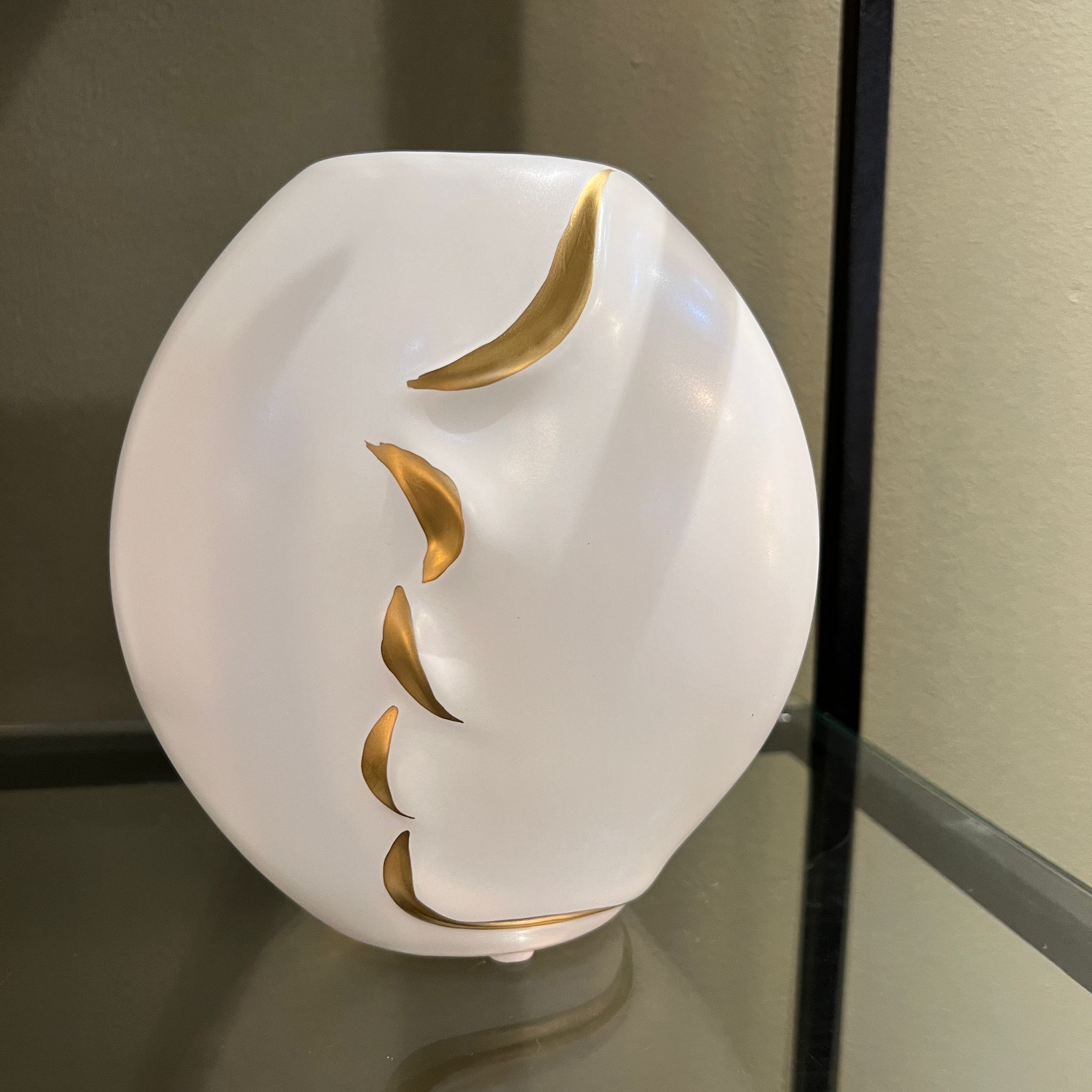 כד לבן פרופיל פנים זהב בינוני כד לבן פרופיל פנים זהב בינוני