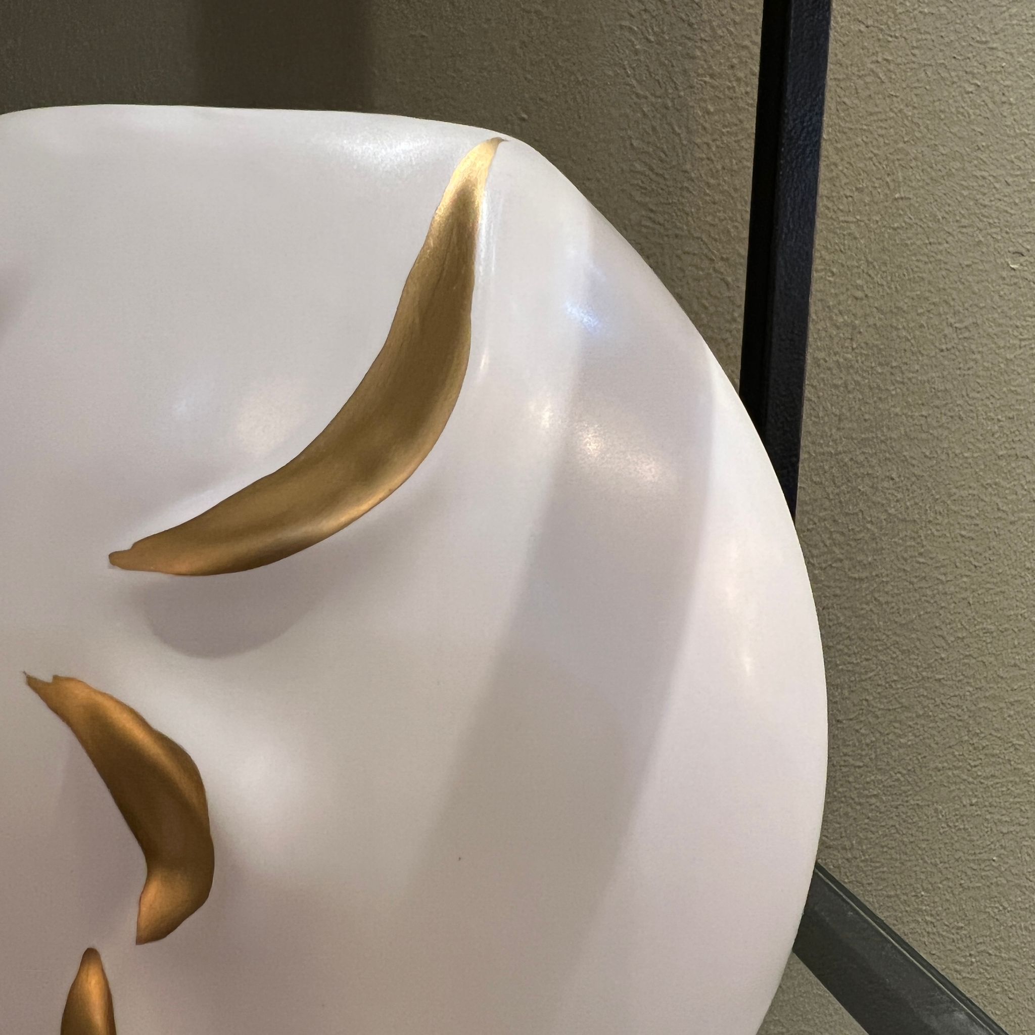 כד לבן פרופיל פנים זהב בינוני כד לבן פרופיל פנים זהב בינוני