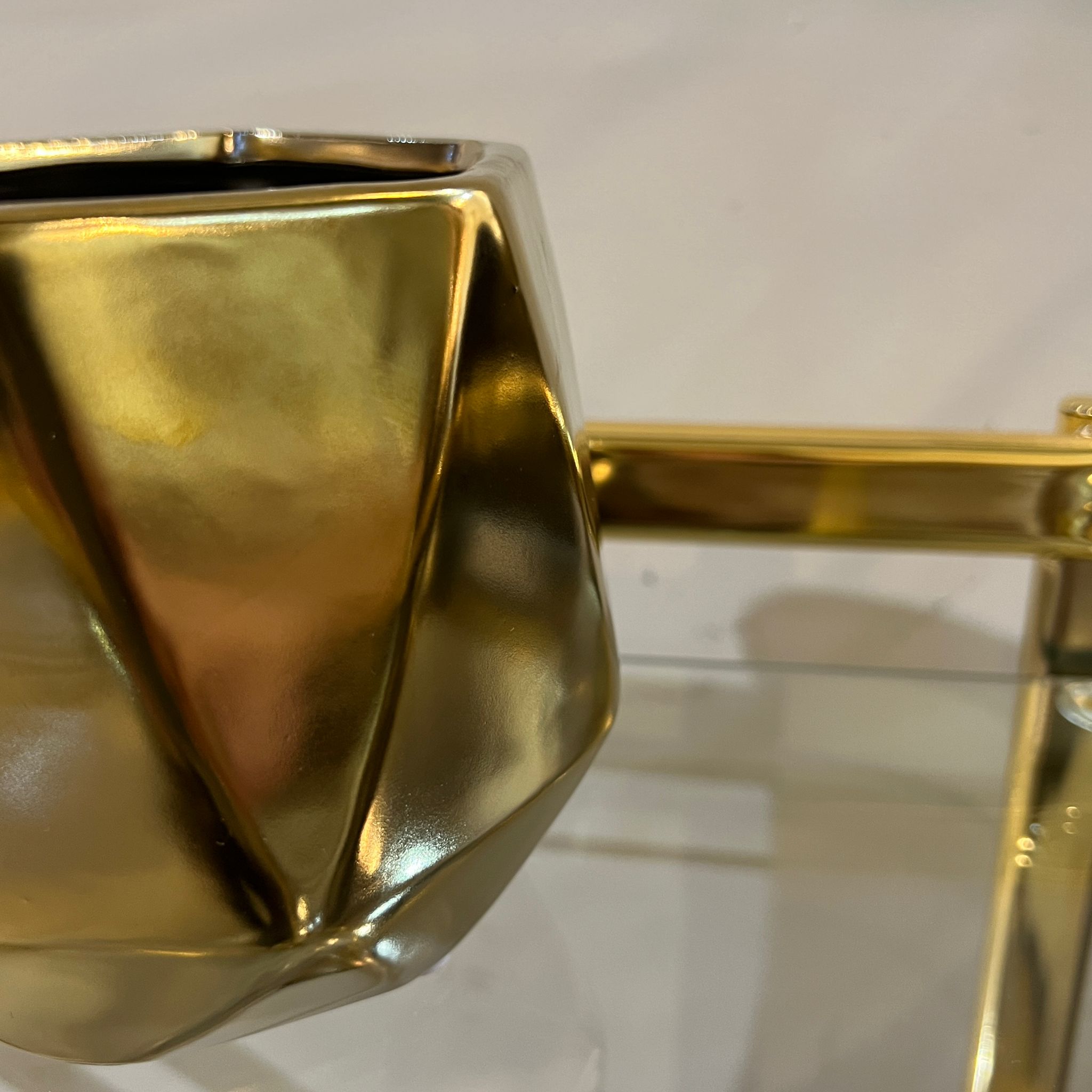 כד עציץ זהב קטן כד עציץ זהב קטן