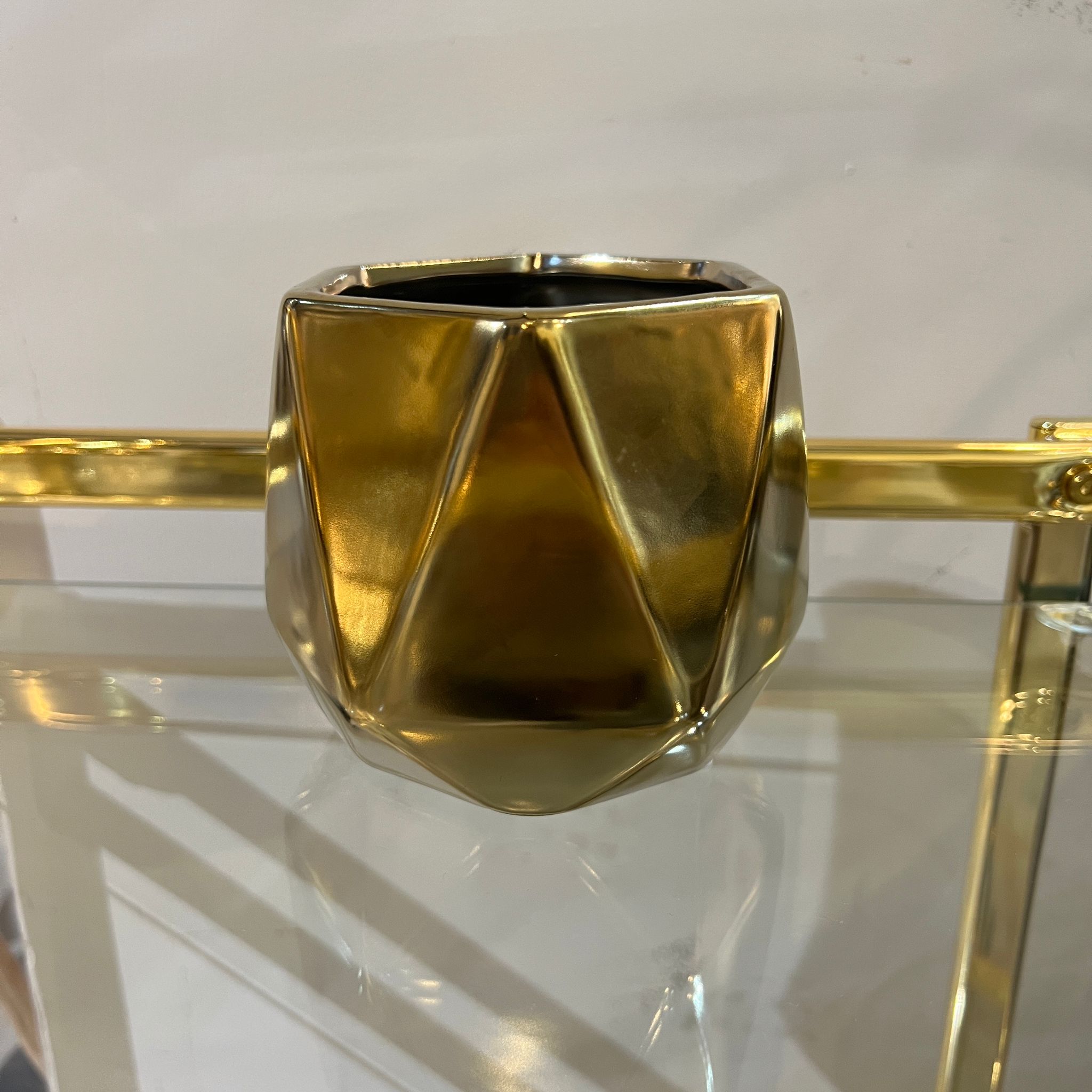 כד עציץ זהב קטן כד עציץ זהב קטן