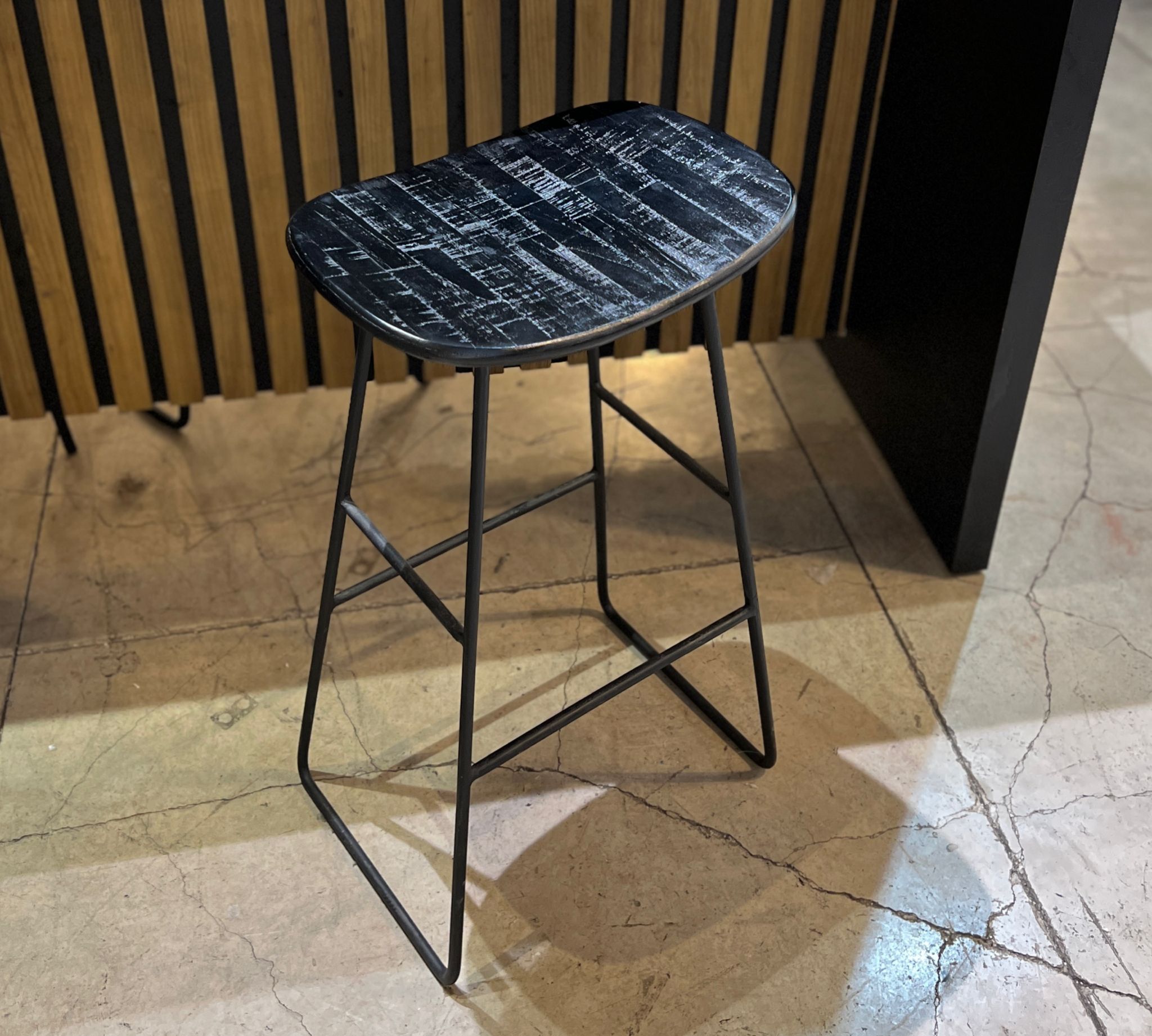 כסא בר עץ שחור דגם רוני כסא בר עץ שחור דגם רוני