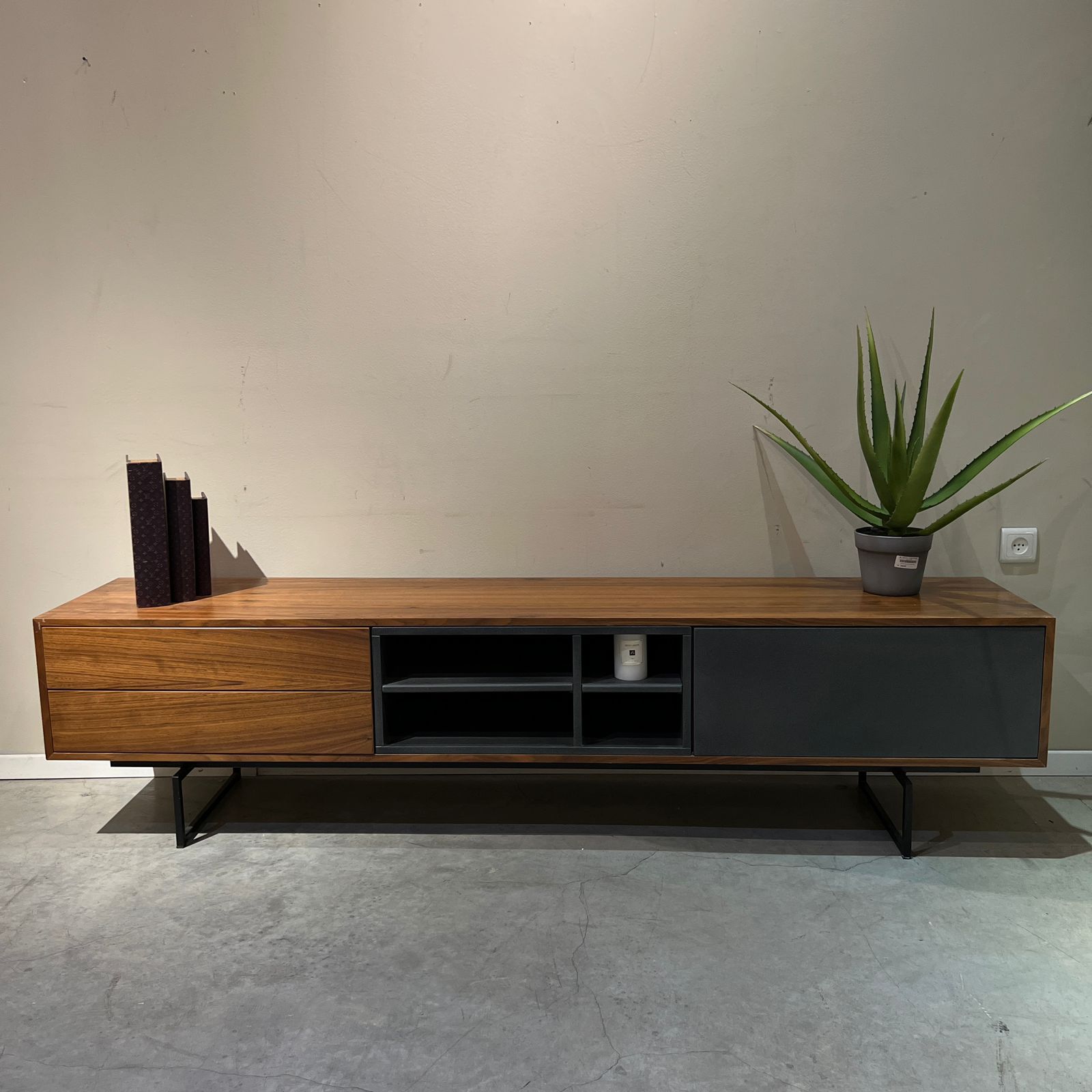 מזנון דגם קובייה מזנון דגם קובייה