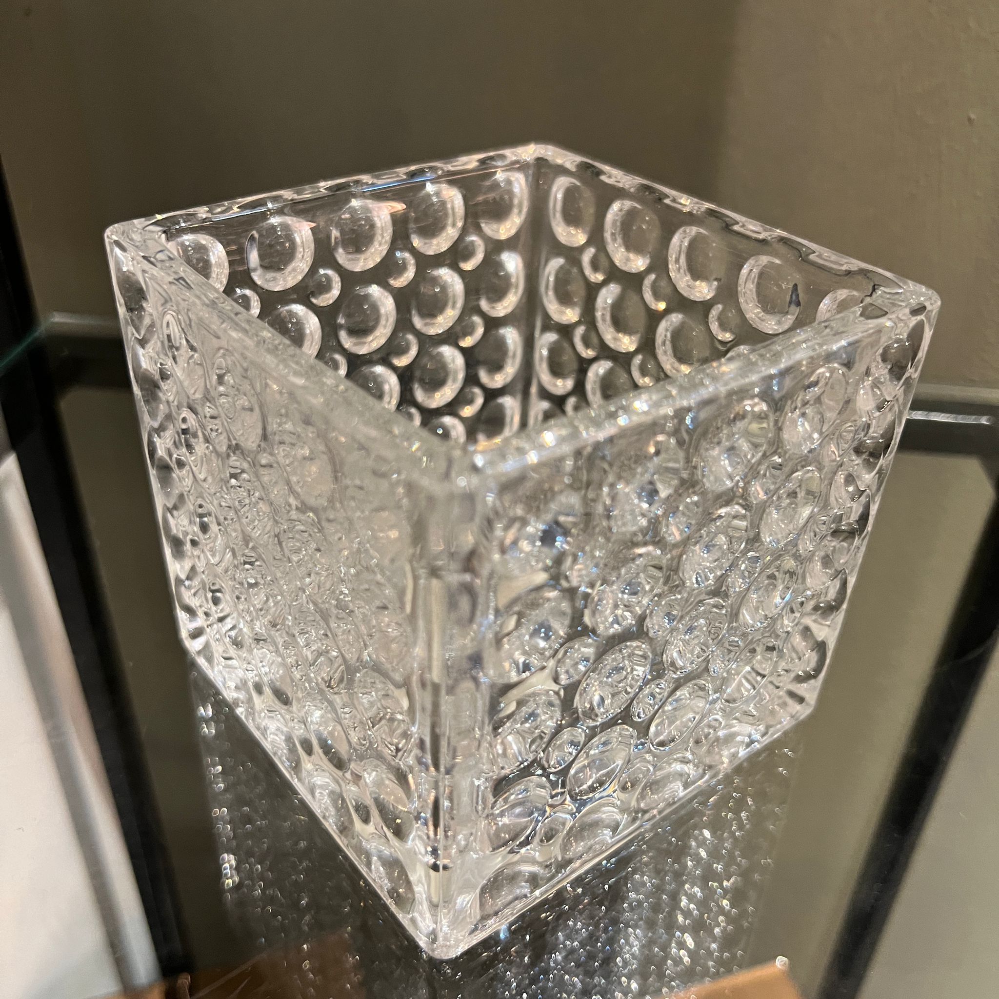 קערה זכוכית שקופה מעוטרת קערה זכוכית שקופה מעוטרת