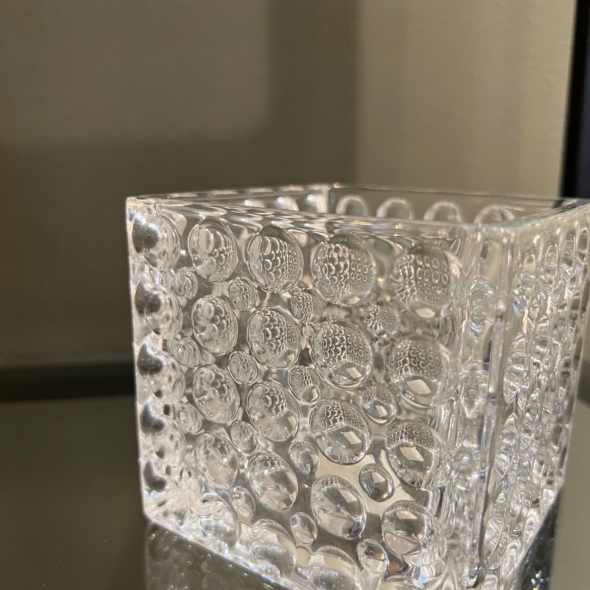 קערה זכוכית שקופה מעוטרת קערה זכוכית שקופה מעוטרת