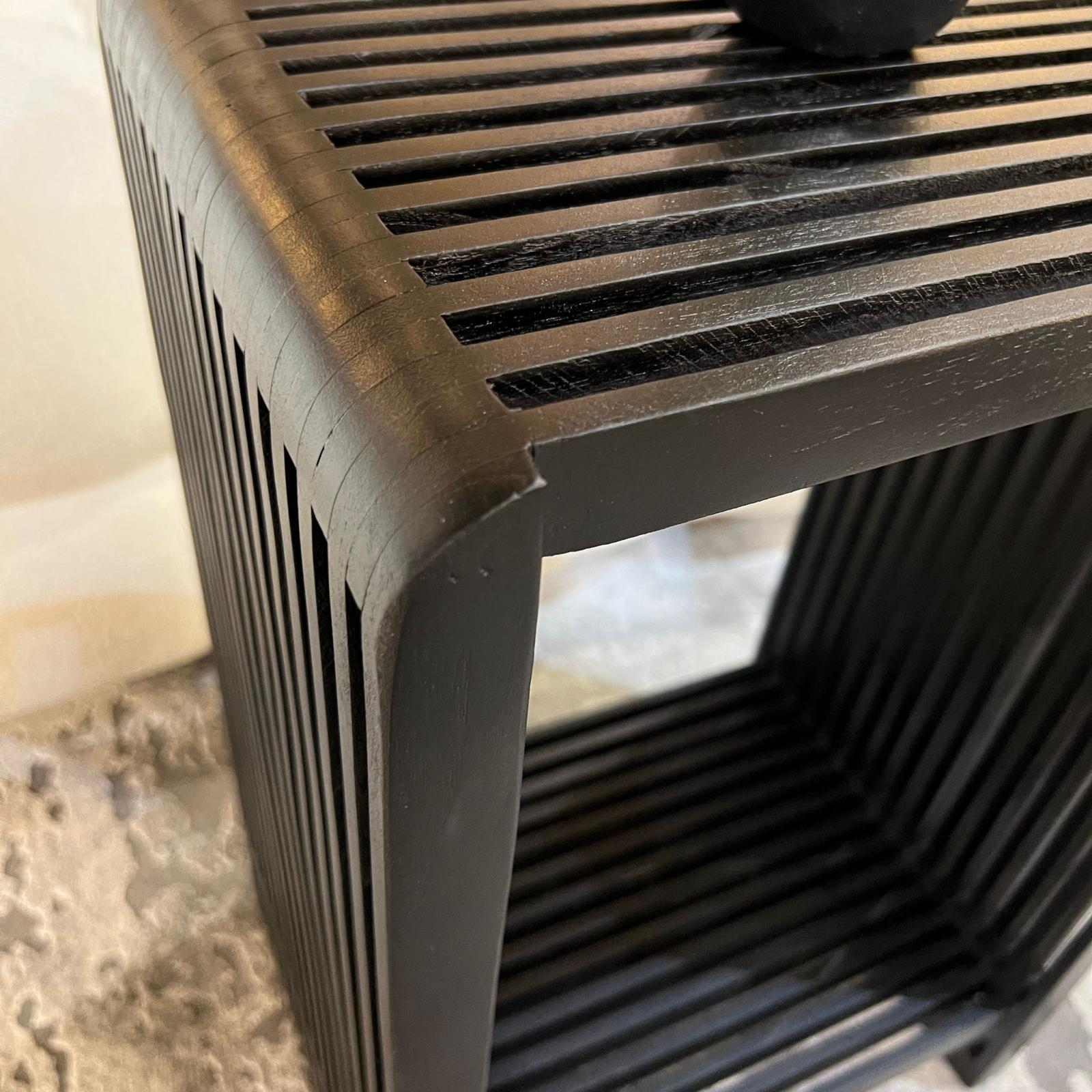 שולחן צד פסים עץ שחור דגם רוני שולחן צד פסים עץ שחור דגם רוני