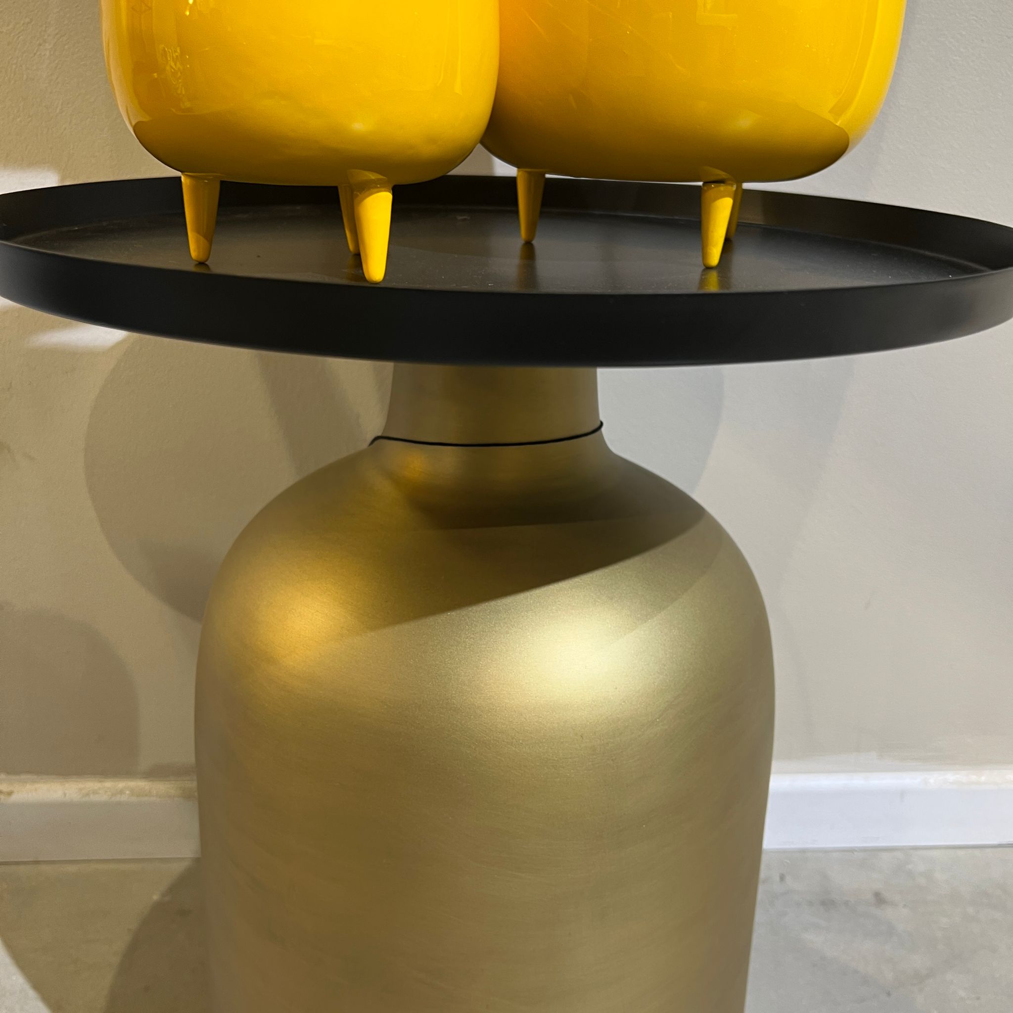 שולחן סלון דגם ראבי מגש שחור בסיס זהב שולחן סלון דגם ראבי מגש שחור בסיס זהב