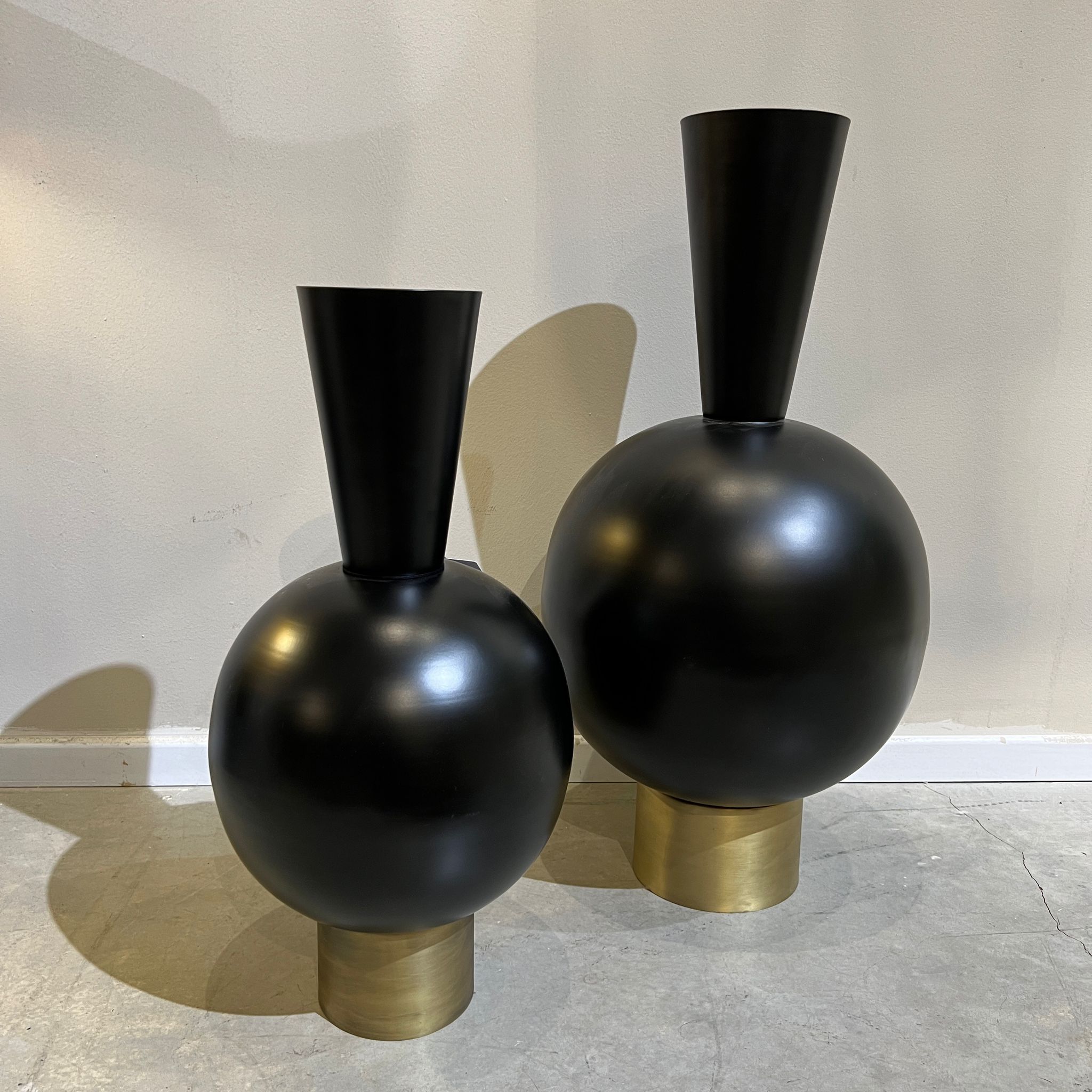 כד מתכת דגם ראבי קונוס שחור כד מתכת דגם ראבי קונוס שחור