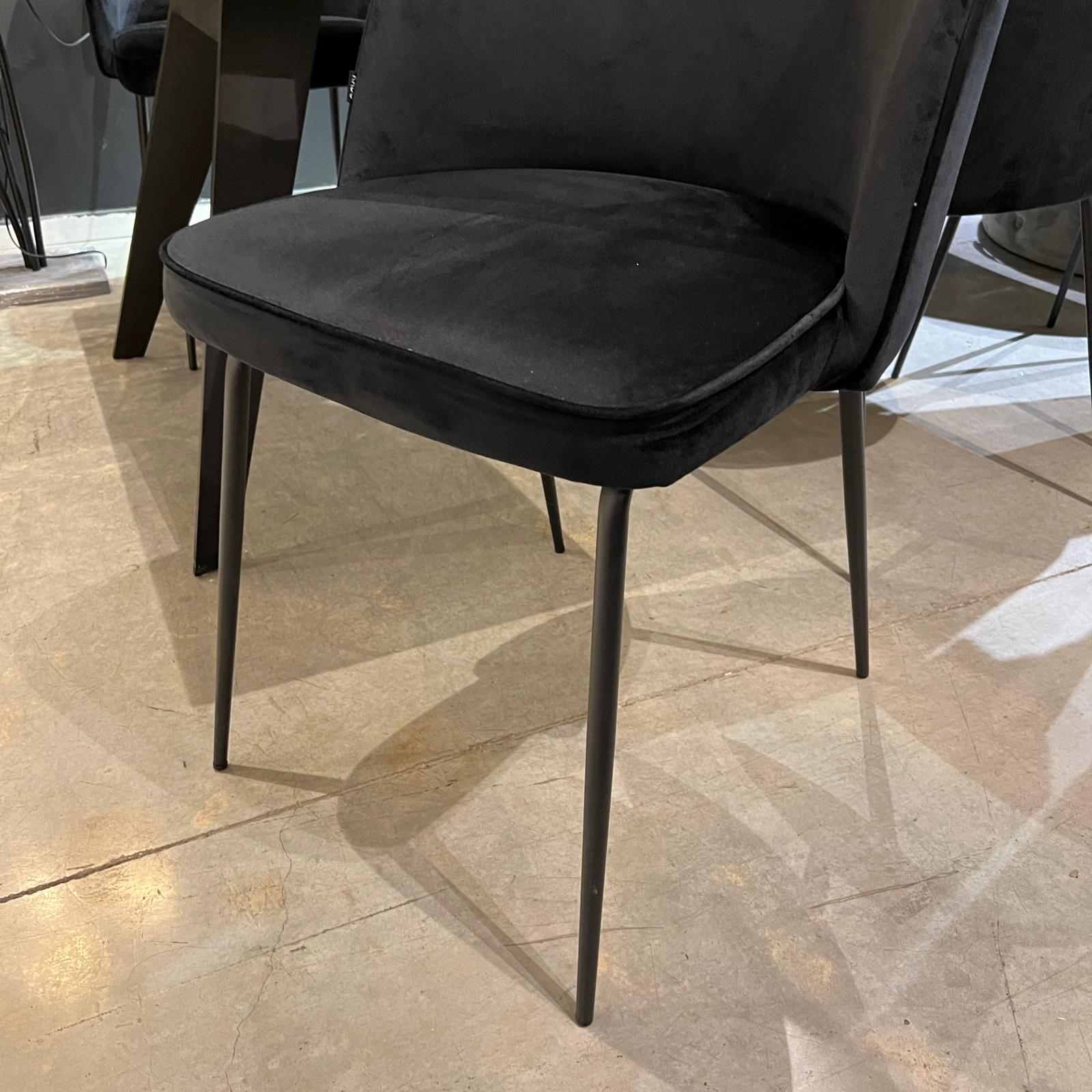 כסא דגם אמילי קטיפה שחור