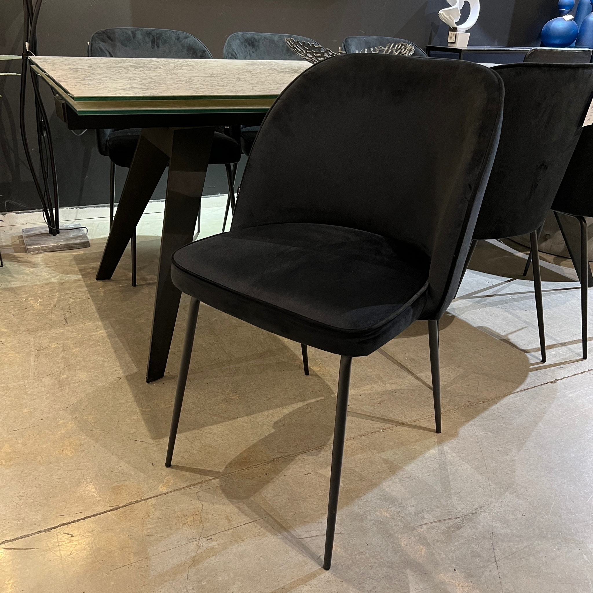 כסא דגם אמילי קטיפה שחור