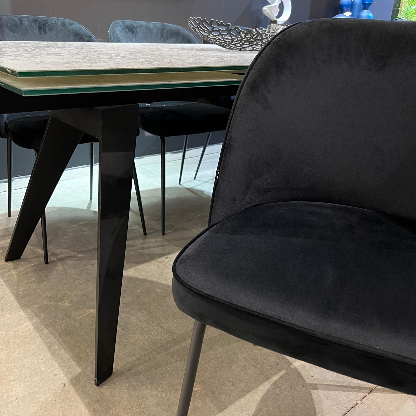 כסא דגם אמילי קטיפה שחור