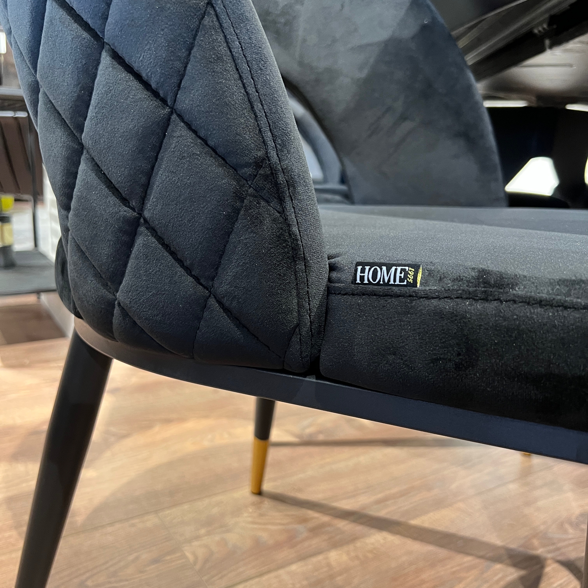 כסא דגם ליה קטיפה שחור