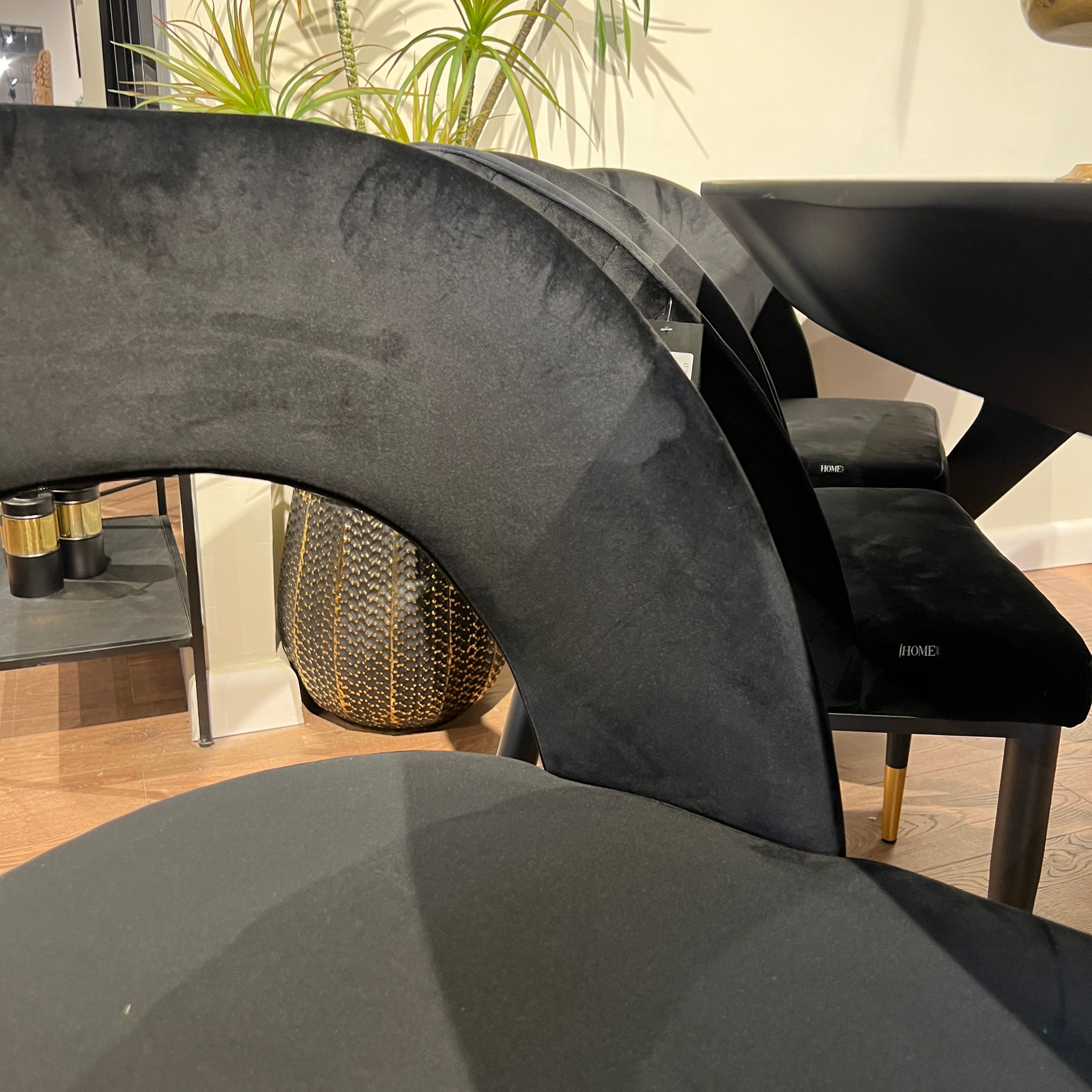 כסא דגם ליה קטיפה שחור